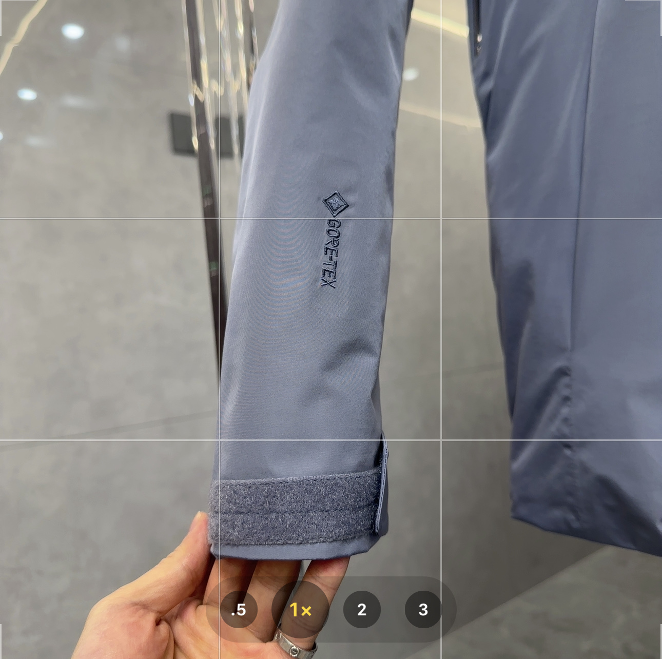 💰：核心私聊 有量有价

Arcteryx｜始祖鸟 Macai系列 GTX 750蓬鹅绒Logo徽标防水保暖连帽滑雪｜羽绒服

Arcteryx始祖鸟Macai系列GTX 750蓬鹅绒Logo徽标防水保暖连帽滑雪羽绒服，是一款专为滑雪等高寒户外运动打造的高端装备，具备以下卓越特性：

	•	设计风格

	◦	专业滑雪版型：根据滑雪运动的特点进行设计，采用运动剪裁，修身时尚，能让你在滑雪时行动自如，同时也可展现利落的身姿。

	◦	醒目徽标：大尺寸的始祖鸟刺绣Logo位于胸口，极具辨识度，彰显品牌身份与独特品味。

	◦	连帽设计：带帽檐的大帽子，不仅能够提供良好的头部保暖效果，还可轻松容纳滑雪头盔，并且能随头部转动，不影响视线和动作。帽子上也有精致的刺绣，工艺精湛。

	•	材质面料

	◦	顶级防水面料：采用GORE-TEX Black Label（N40P-3L）面料，静水压值达28,000mmH₂O，可完全抵御暴雨或湿雪侵袭。具有DWR无氟环保防泼水处理，延长面料干燥时间，减少雪水渗透。

	◦	高蓬鹅绒填充：填充750蓬松度欧洲灰鹅绒，RDS认证，单件填充量足，轻盈且保暖性能卓越，能有效阻挡寒冷，为身体提供稳定的温暖。

	◦	合成纤维辅助：在腋下、袖口、帽兜、下摆等易出汗或易潮湿的区域采用Coreloft™合成纤维，吸湿排汗性能提升30%，解决了羽绒遇湿失效的问题。

	•	细节之处

	◦	防风雪设计：配备可拆卸风裙，可防止滑雪时雪从下摆灌入身体；PowderGuard网眼腋下通风口，既能防止风雪进入，又能在运动时快速散热。

	◦	拉链设计：WaterTight外侧拉链、主拉链，顺滑耐用，微织带拉链片精致且实用。腋下配拉链，便于通风散热。

	◦	调节功能：可调Velcro魔术贴调节带、可调下摆抽绳、可调帽子抽绳，可根据个人需求和实际环境调整松紧，增强保暖效果和穿着舒适度。

	◦	口袋丰富：隐形WaterTight拉链袖袋、内侧网眼袋、压胶拉链内侧胸袋、带盖按扣胸袋、两个WaterTight拉链口袋，方便存放雪卡、手机等随身物品。

	◦	安全保障：配备无需充电的RECCO救援反射芯片，在野外遭遇危险时，能通过雷达快速反射信号，协助搜救人员定位，为安全保驾护航。