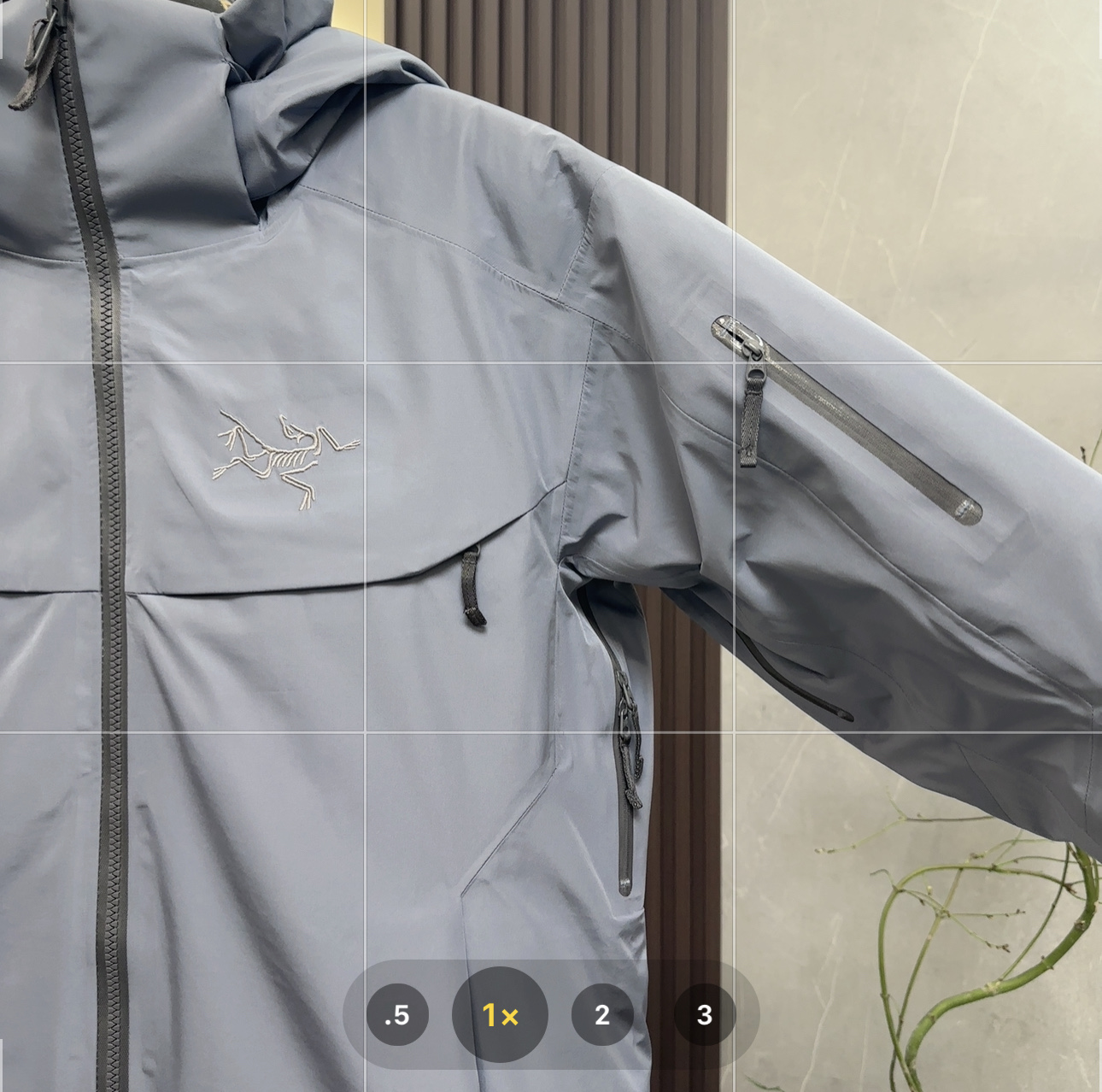 💰：核心私聊 有量有价

Arcteryx｜始祖鸟 Macai系列 GTX 750蓬鹅绒Logo徽标防水保暖连帽滑雪｜羽绒服

Arcteryx始祖鸟Macai系列GTX 750蓬鹅绒Logo徽标防水保暖连帽滑雪羽绒服，是一款专为滑雪等高寒户外运动打造的高端装备，具备以下卓越特性：

	•	设计风格

	◦	专业滑雪版型：根据滑雪运动的特点进行设计，采用运动剪裁，修身时尚，能让你在滑雪时行动自如，同时也可展现利落的身姿。

	◦	醒目徽标：大尺寸的始祖鸟刺绣Logo位于胸口，极具辨识度，彰显品牌身份与独特品味。

	◦	连帽设计：带帽檐的大帽子，不仅能够提供良好的头部保暖效果，还可轻松容纳滑雪头盔，并且能随头部转动，不影响视线和动作。帽子上也有精致的刺绣，工艺精湛。

	•	材质面料

	◦	顶级防水面料：采用GORE-TEX Black Label（N40P-3L）面料，静水压值达28,000mmH₂O，可完全抵御暴雨或湿雪侵袭。具有DWR无氟环保防泼水处理，延长面料干燥时间，减少雪水渗透。

	◦	高蓬鹅绒填充：填充750蓬松度欧洲灰鹅绒，RDS认证，单件填充量足，轻盈且保暖性能卓越，能有效阻挡寒冷，为身体提供稳定的温暖。

	◦	合成纤维辅助：在腋下、袖口、帽兜、下摆等易出汗或易潮湿的区域采用Coreloft™合成纤维，吸湿排汗性能提升30%，解决了羽绒遇湿失效的问题。

	•	细节之处

	◦	防风雪设计：配备可拆卸风裙，可防止滑雪时雪从下摆灌入身体；PowderGuard网眼腋下通风口，既能防止风雪进入，又能在运动时快速散热。

	◦	拉链设计：WaterTight外侧拉链、主拉链，顺滑耐用，微织带拉链片精致且实用。腋下配拉链，便于通风散热。

	◦	调节功能：可调Velcro魔术贴调节带、可调下摆抽绳、可调帽子抽绳，可根据个人需求和实际环境调整松紧，增强保暖效果和穿着舒适度。

	◦	口袋丰富：隐形WaterTight拉链袖袋、内侧网眼袋、压胶拉链内侧胸袋、带盖按扣胸袋、两个WaterTight拉链口袋，方便存放雪卡、手机等随身物品。

	◦	安全保障：配备无需充电的RECCO救援反射芯片，在野外遭遇危险时，能通过雷达快速反射信号，协助搜救人员定位，为安全保驾护航。