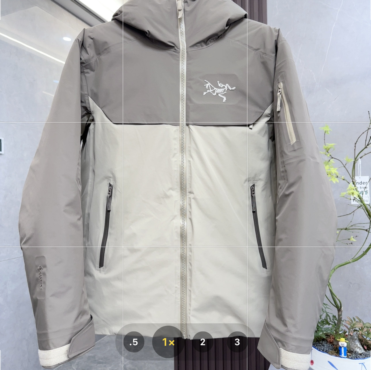 💰：核心私聊 有量有价

Arcteryx｜始祖鸟 Macai系列 Lightweight Jacket拉链连帽长袖纯色滑雪服｜外套羽绒服

Arcteryx始祖鸟Macai系列Lightweight Jacket拉链连帽长袖纯色滑雪服羽绒服，专为滑雪等雪上运动打造，融合先进科技与精湛工艺，是高端户外装备之选，以下是具体介绍：

	•	设计风格

	◦	专业滑雪版型：运动剪裁契合滑雪动作，肩部立体剪裁，手臂上举无束缚。搭配可拆卸风雪裙，通过Slide n Loc按扣与滑雪裤连接，防止粉雪倒灌。

	◦	简约高端外观：继承始祖鸟简约风格，纯色设计，低调奢华，轻松适配滑雪与日常场景。

	◦	细节彰显品质：压胶帽檐搭配多向抽绳的DropHood™风帽，可兼容头盔，不遮挡视线；高领配合风帽形成防风屏障。

	•	材质面料

	◦	顶级鹅绒填充：主体填充750蓬松度RDS认证欧洲灰鹅绒，轻盈柔软，保暖性佳。腋下、袖口等易出汗区域采用Coreloft™ 60g/m²合成纤维，吸湿排汗，解决羽绒遇湿失效问题。

	◦	防水防风面料：采用GORE-TEX 3L防水面料，静水压值达28,000mmH₂O，防风防水透气，可抵御恶劣天气。

	•	细节之处

	◦	实用口袋设计：外侧WaterTight防水拉链手袋可存放雪镜或手套；袖袋有RFID滑雪卡专用仓，刷取缆车票无需摘手套；内侧安全口袋带钥匙扣，可放手机或钱包。

	◦	安全与便捷设计：配备Recco®反光条，增加昏暗环境可见性。激光切割工艺简化接缝结构，关键受力点添加100D尼龙耐磨衬片，增强耐用性。