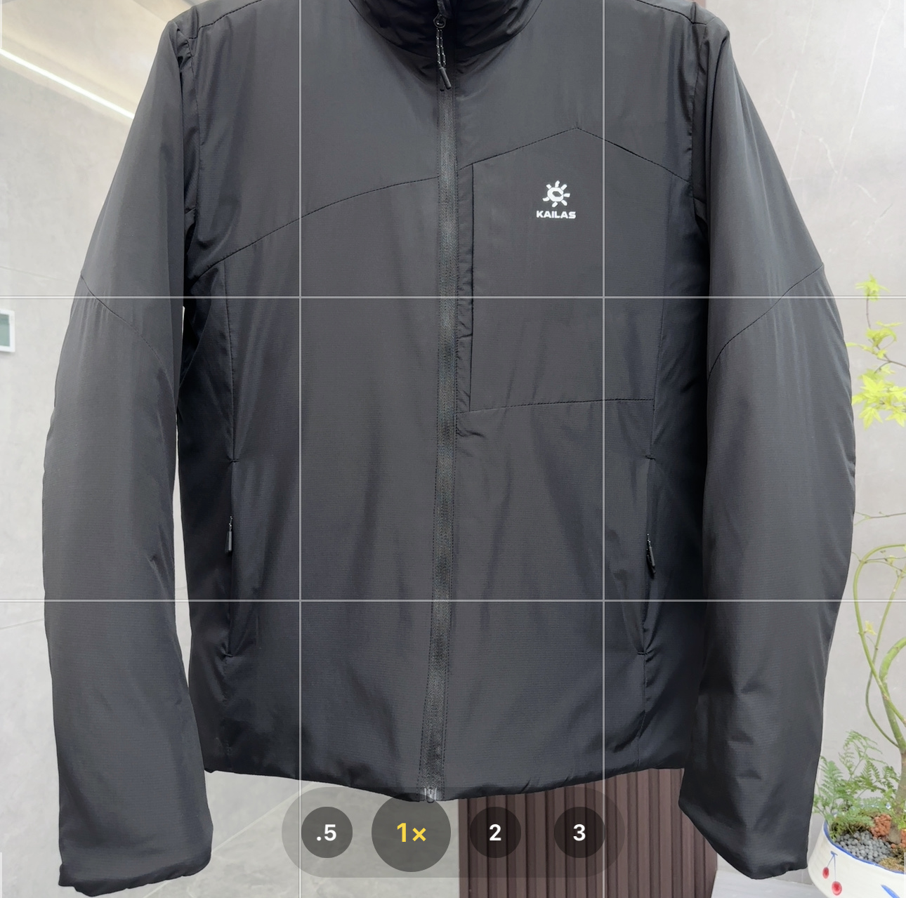 💰：核心私聊 有量有价

KAILAS｜凯乐石 AC 60 运动户外登山徒步防泼水防油污透气保暖｜立领棉服外套 

KAILAS凯乐石AC60立领棉服外套，是一款专为运动户外登山徒步设计的高性能棉服，能助你轻松应对各种户外场景：

	•	设计风格

	◦	简约立领：利落的立领版型，挺括有型，可修饰颈部线条，还能替代围巾保暖，久洗不易变形。

	◦	配色多样：有黑色、灰色、深蓝、深苔绿等多种经典颜色，既满足户外环境需求，又能在日常穿搭中轻松搭配。

	◦	合体版型：采用合体版型设计，既不会过于宽松显得臃肿，又不会过于紧身影响活动，穿着舒适又精神。

	•	材质面料

	◦	三防面料：运用三防科技面料，具备防泼水、防油污、防风性能，在户外遇到雨水或污渍，能保持干净整洁，易于清洁。

	◦	保暖填充：大身采用60g/㎡、领子和袖子40g/㎡的Primaloft棉分区填充，轻量与保暖平衡，核心区域保暖良好，手臂和背部也不会过于厚重。

	◦	里料升级：里料融入石墨烯科技，具有抗菌、抗静电和远红外升温功能，为保暖效果增添保障。

	•	细节之处

	◦	散热设计：腋下拼接针织面料，背部设有散热区，运动时能及时排出汗水，保持身体干爽。

	◦	可收纳性：可自收纳成U型枕，休息时能当枕头使用，提高了使用便利性，收纳后也不占空间。

	◦	多口袋设计：两个拉链口袋、两个拉链胸袋、两个内侧杂物袋，方便携带各种小物件，满足户外储物需求。