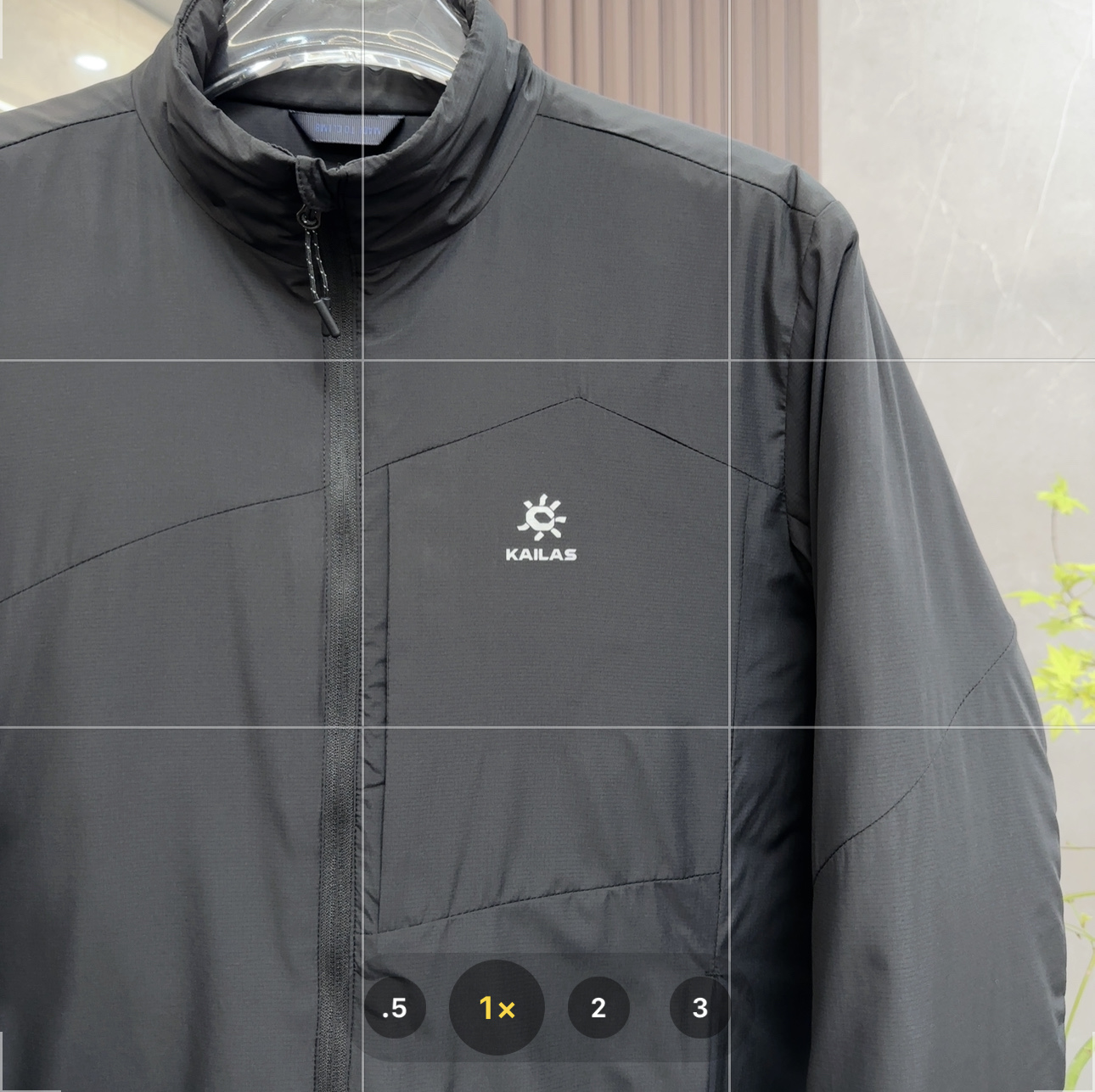 💰：核心私聊 有量有价

KAILAS｜凯乐石 AC 60 运动户外登山徒步防泼水防油污透气保暖｜立领棉服外套 

KAILAS凯乐石AC60立领棉服外套，是一款专为运动户外登山徒步设计的高性能棉服，能助你轻松应对各种户外场景：

	•	设计风格

	◦	简约立领：利落的立领版型，挺括有型，可修饰颈部线条，还能替代围巾保暖，久洗不易变形。

	◦	配色多样：有黑色、灰色、深蓝、深苔绿等多种经典颜色，既满足户外环境需求，又能在日常穿搭中轻松搭配。

	◦	合体版型：采用合体版型设计，既不会过于宽松显得臃肿，又不会过于紧身影响活动，穿着舒适又精神。

	•	材质面料

	◦	三防面料：运用三防科技面料，具备防泼水、防油污、防风性能，在户外遇到雨水或污渍，能保持干净整洁，易于清洁。

	◦	保暖填充：大身采用60g/㎡、领子和袖子40g/㎡的Primaloft棉分区填充，轻量与保暖平衡，核心区域保暖良好，手臂和背部也不会过于厚重。

	◦	里料升级：里料融入石墨烯科技，具有抗菌、抗静电和远红外升温功能，为保暖效果增添保障。

	•	细节之处

	◦	散热设计：腋下拼接针织面料，背部设有散热区，运动时能及时排出汗水，保持身体干爽。

	◦	可收纳性：可自收纳成U型枕，休息时能当枕头使用，提高了使用便利性，收纳后也不占空间。

	◦	多口袋设计：两个拉链口袋、两个拉链胸袋、两个内侧杂物袋，方便携带各种小物件，满足户外储物需求。