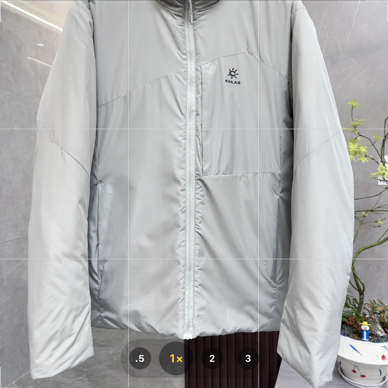 💰：核心私聊 有量有价

KAILAS｜凯乐石 AC 60 运动户外登山徒步防泼水防油污透气保暖｜立领棉服外套 

KAILAS凯乐石AC60立领棉服外套，是一款专为运动户外登山徒步设计的高性能棉服，能助你轻松应对各种户外场景：

	•	设计风格

	◦	简约立领：利落的立领版型，挺括有型，可修饰颈部线条，还能替代围巾保暖，久洗不易变形。

	◦	配色多样：有黑色、灰色、深蓝、深苔绿等多种经典颜色，既满足户外环境需求，又能在日常穿搭中轻松搭配。

	◦	合体版型：采用合体版型设计，既不会过于宽松显得臃肿，又不会过于紧身影响活动，穿着舒适又精神。

	•	材质面料

	◦	三防面料：运用三防科技面料，具备防泼水、防油污、防风性能，在户外遇到雨水或污渍，能保持干净整洁，易于清洁。

	◦	保暖填充：大身采用60g/㎡、领子和袖子40g/㎡的Primaloft棉分区填充，轻量与保暖平衡，核心区域保暖良好，手臂和背部也不会过于厚重。

	◦	里料升级：里料融入石墨烯科技，具有抗菌、抗静电和远红外升温功能，为保暖效果增添保障。

	•	细节之处

	◦	散热设计：腋下拼接针织面料，背部设有散热区，运动时能及时排出汗水，保持身体干爽。

	◦	可收纳性：可自收纳成U型枕，休息时能当枕头使用，提高了使用便利性，收纳后也不占空间。

	◦	多口袋设计：两个拉链口袋、两个拉链胸袋、两个内侧杂物袋，方便携带各种小物件，满足户外储物需求。