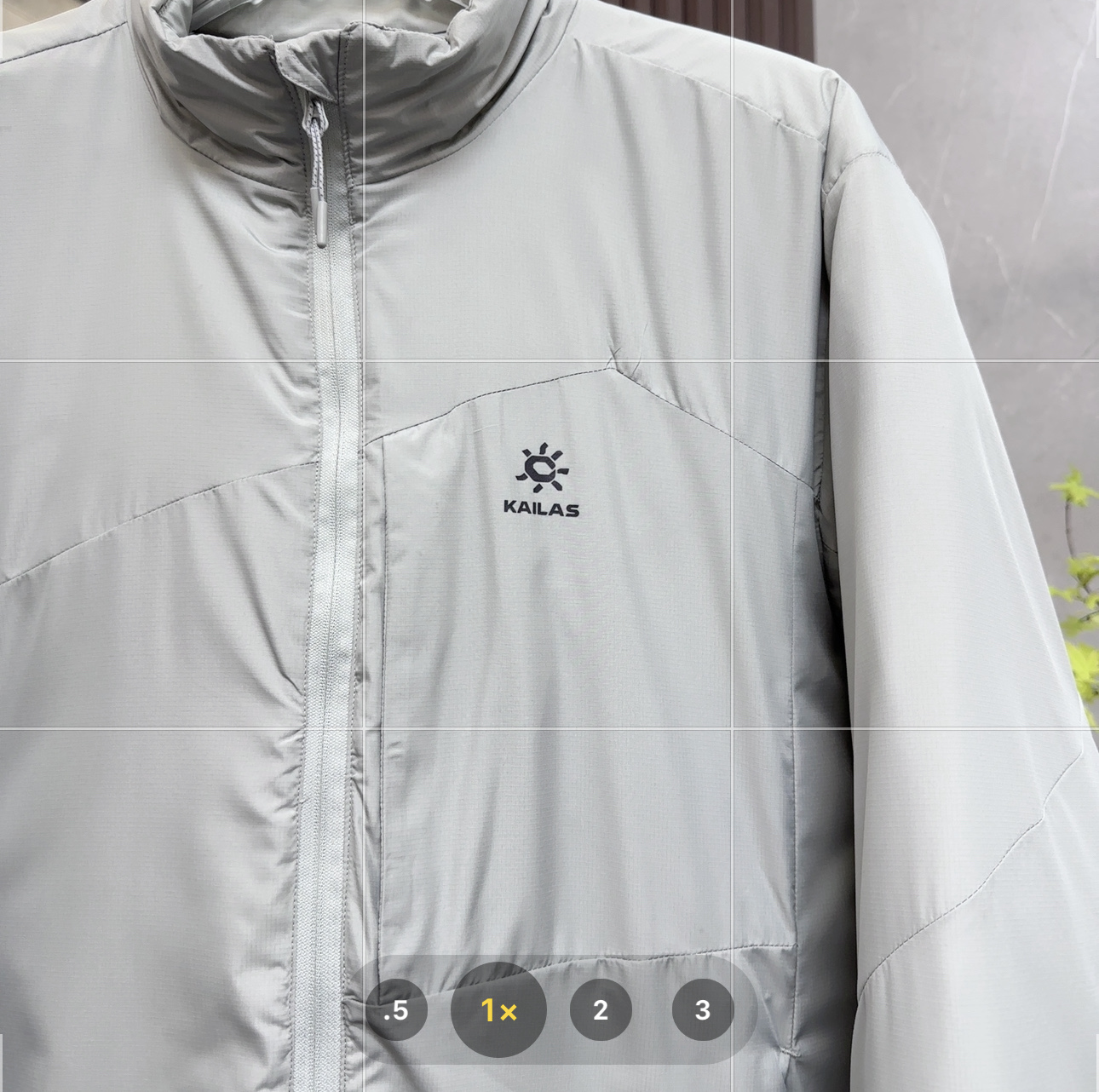 💰：核心私聊 有量有价

KAILAS｜凯乐石 AC 60 运动户外登山徒步防泼水防油污透气保暖｜立领棉服外套 

KAILAS凯乐石AC60立领棉服外套，是一款专为运动户外登山徒步设计的高性能棉服，能助你轻松应对各种户外场景：

	•	设计风格

	◦	简约立领：利落的立领版型，挺括有型，可修饰颈部线条，还能替代围巾保暖，久洗不易变形。

	◦	配色多样：有黑色、灰色、深蓝、深苔绿等多种经典颜色，既满足户外环境需求，又能在日常穿搭中轻松搭配。

	◦	合体版型：采用合体版型设计，既不会过于宽松显得臃肿，又不会过于紧身影响活动，穿着舒适又精神。

	•	材质面料

	◦	三防面料：运用三防科技面料，具备防泼水、防油污、防风性能，在户外遇到雨水或污渍，能保持干净整洁，易于清洁。

	◦	保暖填充：大身采用60g/㎡、领子和袖子40g/㎡的Primaloft棉分区填充，轻量与保暖平衡，核心区域保暖良好，手臂和背部也不会过于厚重。

	◦	里料升级：里料融入石墨烯科技，具有抗菌、抗静电和远红外升温功能，为保暖效果增添保障。

	•	细节之处

	◦	散热设计：腋下拼接针织面料，背部设有散热区，运动时能及时排出汗水，保持身体干爽。

	◦	可收纳性：可自收纳成U型枕，休息时能当枕头使用，提高了使用便利性，收纳后也不占空间。

	◦	多口袋设计：两个拉链口袋、两个拉链胸袋、两个内侧杂物袋，方便携带各种小物件，满足户外储物需求。