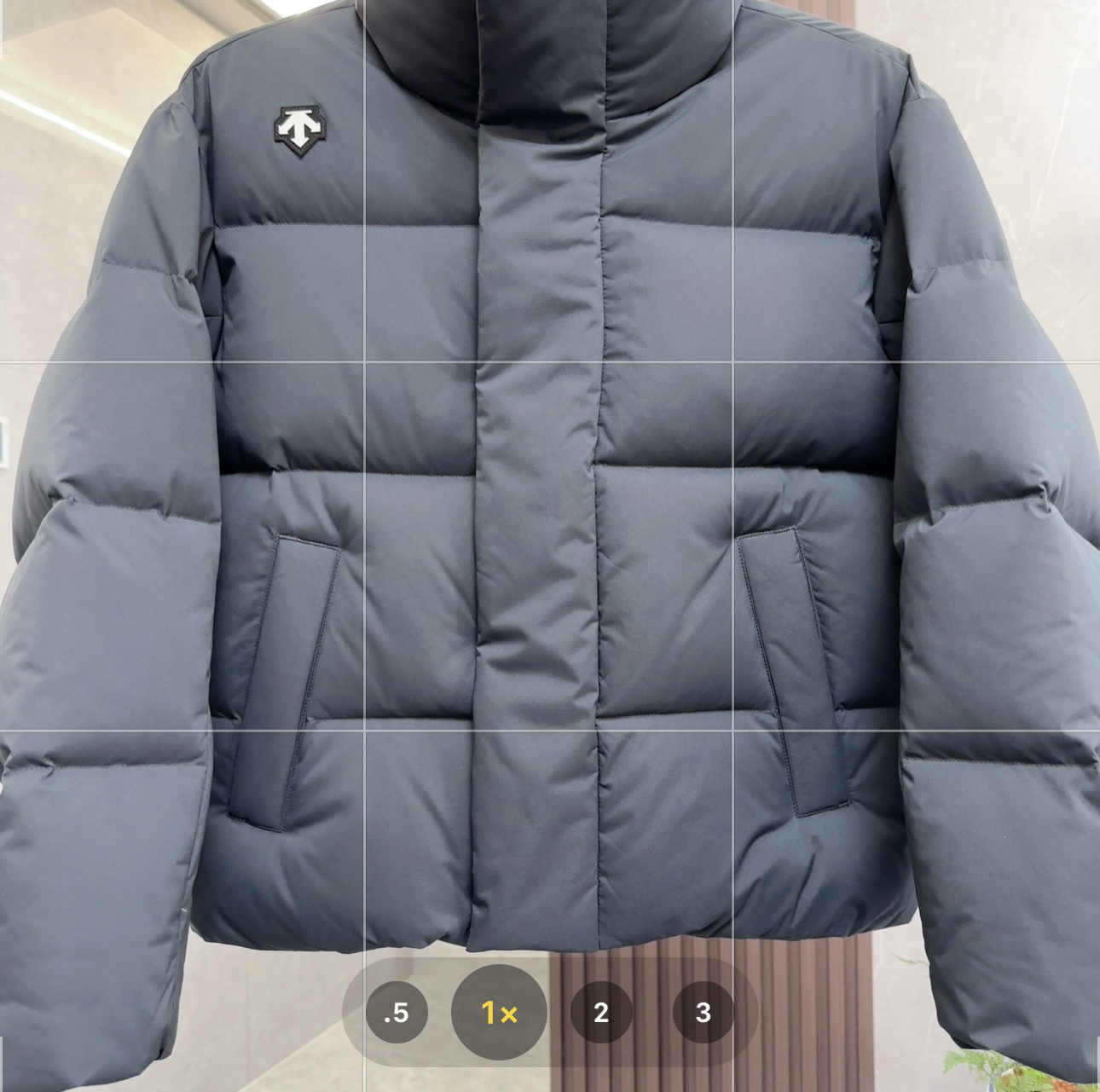 核心私聊 有量有价 DESCENTE|迪桑特 WOMEN’S SKI|滑雪服 短款面包服|羽绒服 男女同款 DESCENTE迪桑特WOMEN’S SKI男女同款短款面包服羽绒服,为你在滑雪及日常出行中抵御寒冷,展现时尚与专业.以下是产品特点: • 设计风格 ◦ 时尚百搭:短款面包服造型经典,利落挺括,贴合腰线,拉长身材比例,简约而不失时尚感,可轻松搭配各种服装. ◦ 运动美学:作为专业运动品牌,融入运动元素,修身剪裁既显身形,又保证滑雪等运动时的活动空间. • 材质面料 ◦ 优质填充:采用90%高绒子含量的高品质鸭绒填充,充绒量达200-300g,蓬松度佳,能抵御零下10°C左右的严寒. ◦ 科技面料:外层面料为100%锦纶,防风防水,水珠可快速滑落,还兼具透气与耐磨属性.创新融入HEAT NAVI热能转化科技内衬,能吸收光能转化为热能储温. • 细节之处 ◦ 精致标识:胸前有标志性三箭头元素,还有"RAIFFEISEN""helvetia"等合作标识点缀. ◦ 实用口袋:设有两个拉链侧口袋,方便放置手机等物品,背负背包时也能轻松取用. ◦ 舒适细节:立领造型.袖口、下摆弹力松紧,有效锁温.