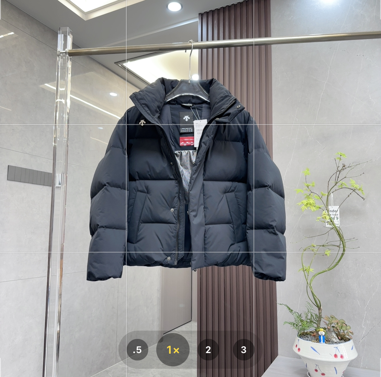 核心私聊 有量有价 DESCENTE|迪桑特 WOMEN’S SKI|滑雪服 短款面包服|羽绒服 男女同款 DESCENTE迪桑特WOMEN’S SKI男女同款短款面包服羽绒服,为你在滑雪及日常出行中抵御寒冷,展现时尚与专业.以下是产品特点: • 设计风格 ◦ 时尚百搭:短款面包服造型经典,利落挺括,贴合腰线,拉长身材比例,简约而不失时尚感,可轻松搭配各种服装. ◦ 运动美学:作为专业运动品牌,融入运动元素,修身剪裁既显身形,又保证滑雪等运动时的活动空间. • 材质面料 ◦ 优质填充:采用90%高绒子含量的高品质鸭绒填充,充绒量达200-300g,蓬松度佳,能抵御零下10°C左右的严寒. ◦ 科技面料:外层面料为100%锦纶,防风防水,水珠可快速滑落,还兼具透气与耐磨属性.创新融入HEAT NAVI热能转化科技内衬,能吸收光能转化为热能储温. • 细节之处 ◦ 精致标识:胸前有标志性三箭头元素,还有"RAIFFEISEN""helvetia"等合作标识点缀. ◦ 实用口袋:设有两个拉链侧口袋,方便放置手机等物品,背负背包时也能轻松取用. ◦ 舒适细节:立领造型.袖口、下摆弹力松紧,有效锁温.