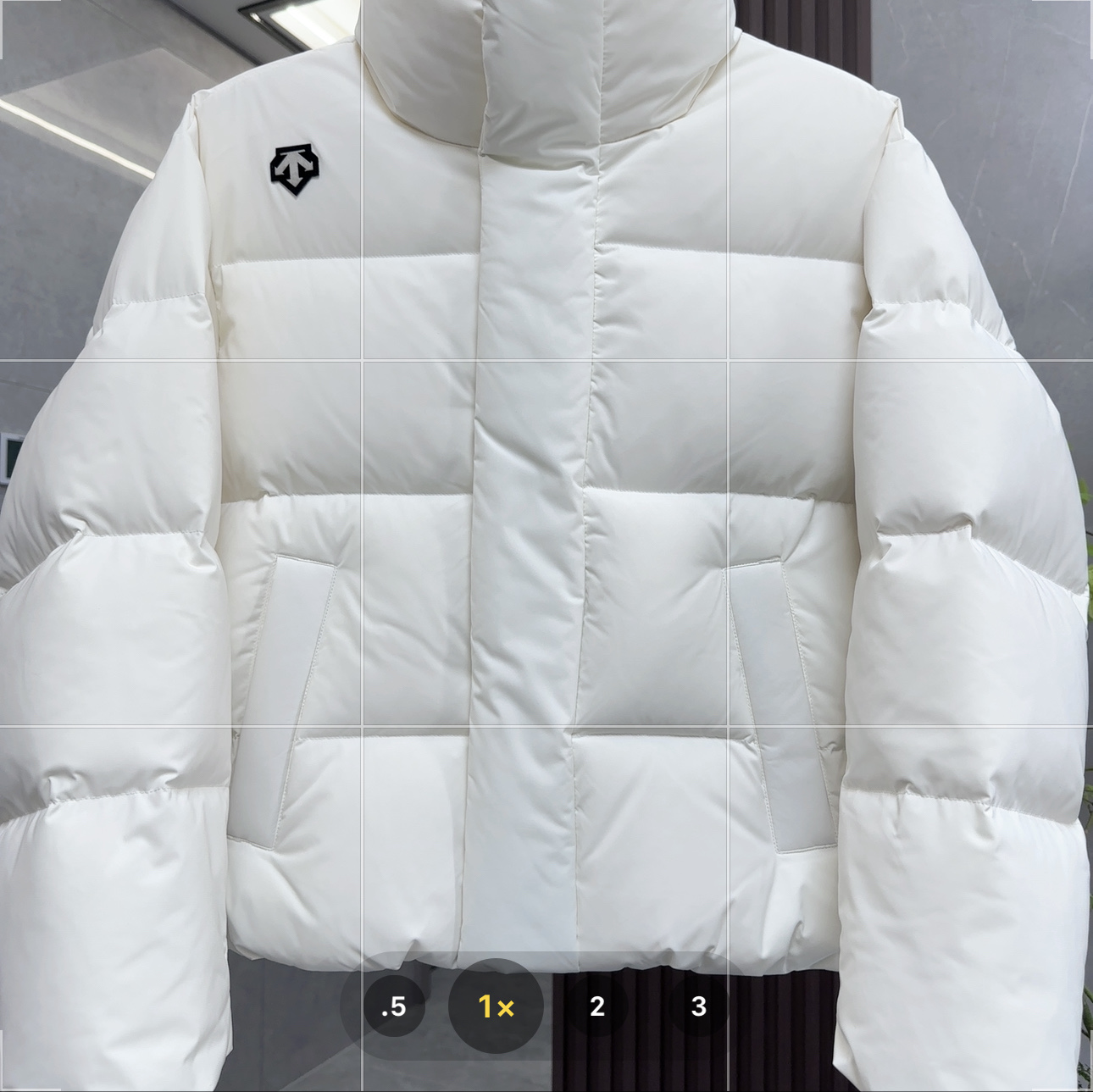 💰：核心私聊 有量有价

DESCENTE｜迪桑特 WOMEN’S SKI｜滑雪服 短款面包服｜羽绒服  男女同款

DESCENTE迪桑特WOMEN’S SKI男女同款短款面包服羽绒服，为你在滑雪及日常出行中抵御寒冷，展现时尚与专业。以下是产品特点：

	•	设计风格

	◦	时尚百搭：短款面包服造型经典，利落挺括，贴合腰线，拉长身材比例，简约而不失时尚感，可轻松搭配各种服装。

	◦	运动美学：作为专业运动品牌，融入运动元素，修身剪裁既显身形，又保证滑雪等运动时的活动空间。

	•	材质面料

	◦	优质填充：采用90%高绒子含量的高品质鸭绒填充，充绒量达200-300g，蓬松度佳，能抵御零下10℃左右的严寒。

	◦	科技面料：外层面料为100%锦纶，防风防水，水珠可快速滑落，还兼具透气与耐磨属性。创新融入HEAT NAVI热能转化科技内衬，能吸收光能转化为热能储温。

	•	细节之处

	◦	精致标识：胸前有标志性三箭头元素，还有"RAIFFEISEN""helvetia"等合作标识点缀。

	◦	实用口袋：设有两个拉链侧口袋，方便放置手机等物品，背负背包时也能轻松取用。

	◦	舒适细节：立领造型。袖口、下摆弹力松紧，有效锁温。