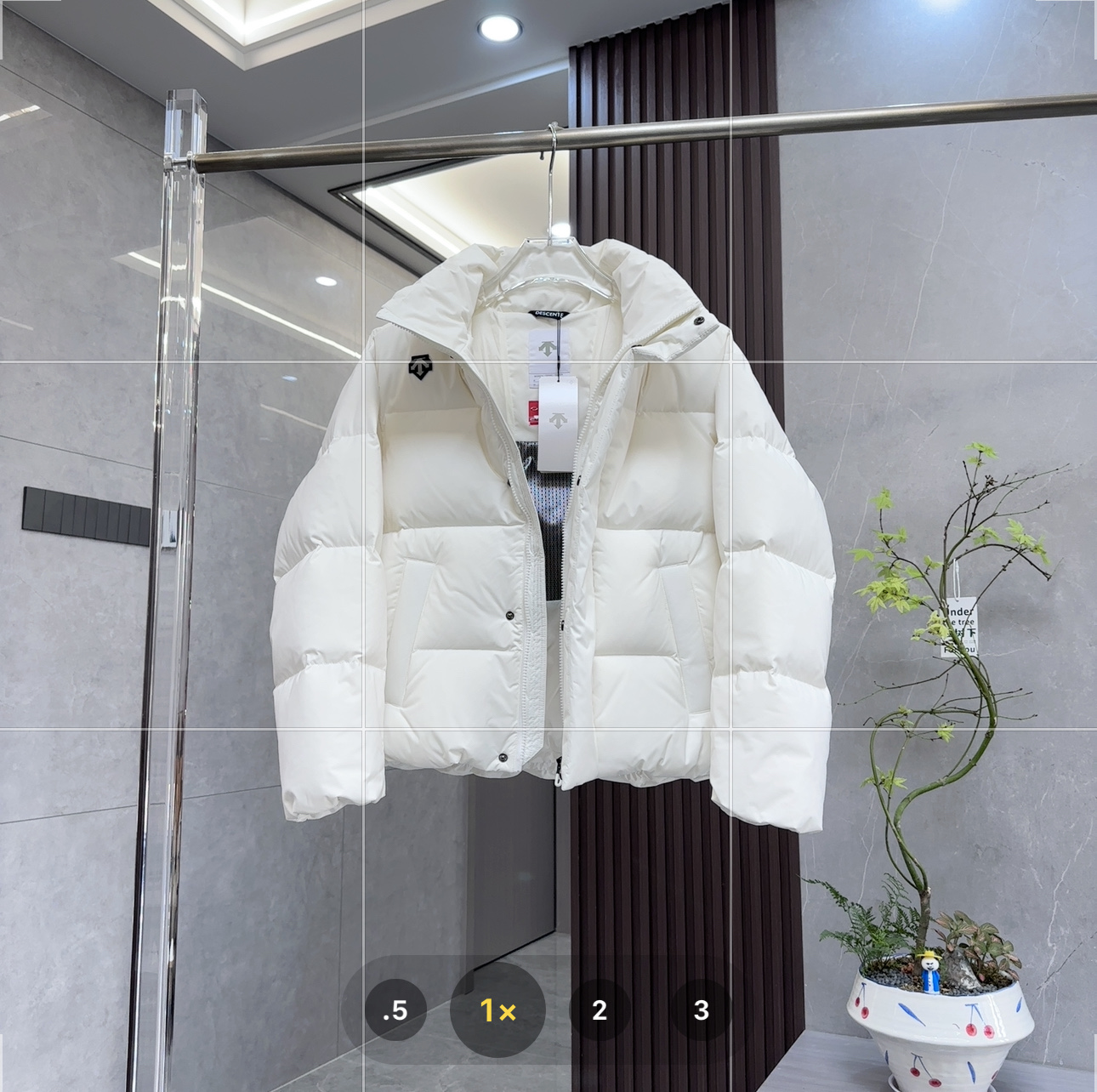 💰：核心私聊 有量有价

DESCENTE｜迪桑特 WOMEN’S SKI｜滑雪服 短款面包服｜羽绒服  男女同款

DESCENTE迪桑特WOMEN’S SKI男女同款短款面包服羽绒服，为你在滑雪及日常出行中抵御寒冷，展现时尚与专业。以下是产品特点：

	•	设计风格

	◦	时尚百搭：短款面包服造型经典，利落挺括，贴合腰线，拉长身材比例，简约而不失时尚感，可轻松搭配各种服装。

	◦	运动美学：作为专业运动品牌，融入运动元素，修身剪裁既显身形，又保证滑雪等运动时的活动空间。

	•	材质面料

	◦	优质填充：采用90%高绒子含量的高品质鸭绒填充，充绒量达200-300g，蓬松度佳，能抵御零下10℃左右的严寒。

	◦	科技面料：外层面料为100%锦纶，防风防水，水珠可快速滑落，还兼具透气与耐磨属性。创新融入HEAT NAVI热能转化科技内衬，能吸收光能转化为热能储温。

	•	细节之处

	◦	精致标识：胸前有标志性三箭头元素，还有"RAIFFEISEN""helvetia"等合作标识点缀。

	◦	实用口袋：设有两个拉链侧口袋，方便放置手机等物品，背负背包时也能轻松取用。

	◦	舒适细节：立领造型。袖口、下摆弹力松紧，有效锁温。