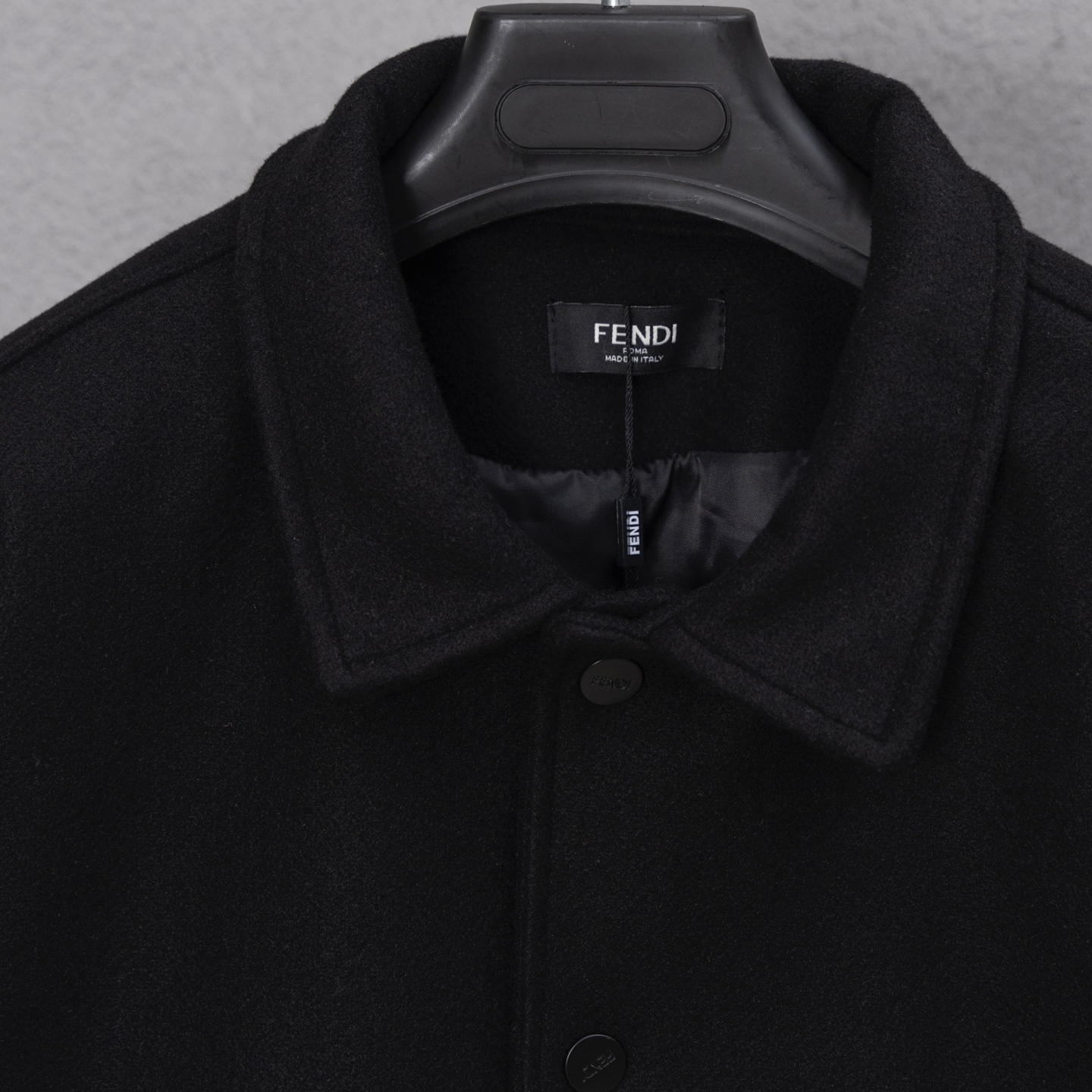 Chaqueta Bomber Fendi con Bordado de Alta Densidad y Diseño Exclusivo 5 i1755278418572 5687 0 3