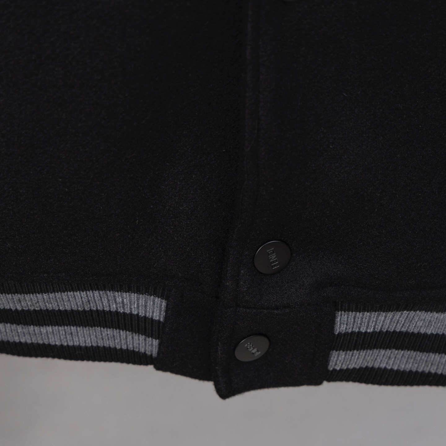 Chaqueta Bomber Fendi con Bordado de Alta Densidad y Diseño Exclusivo 10 i1755278423587 5001 0 8