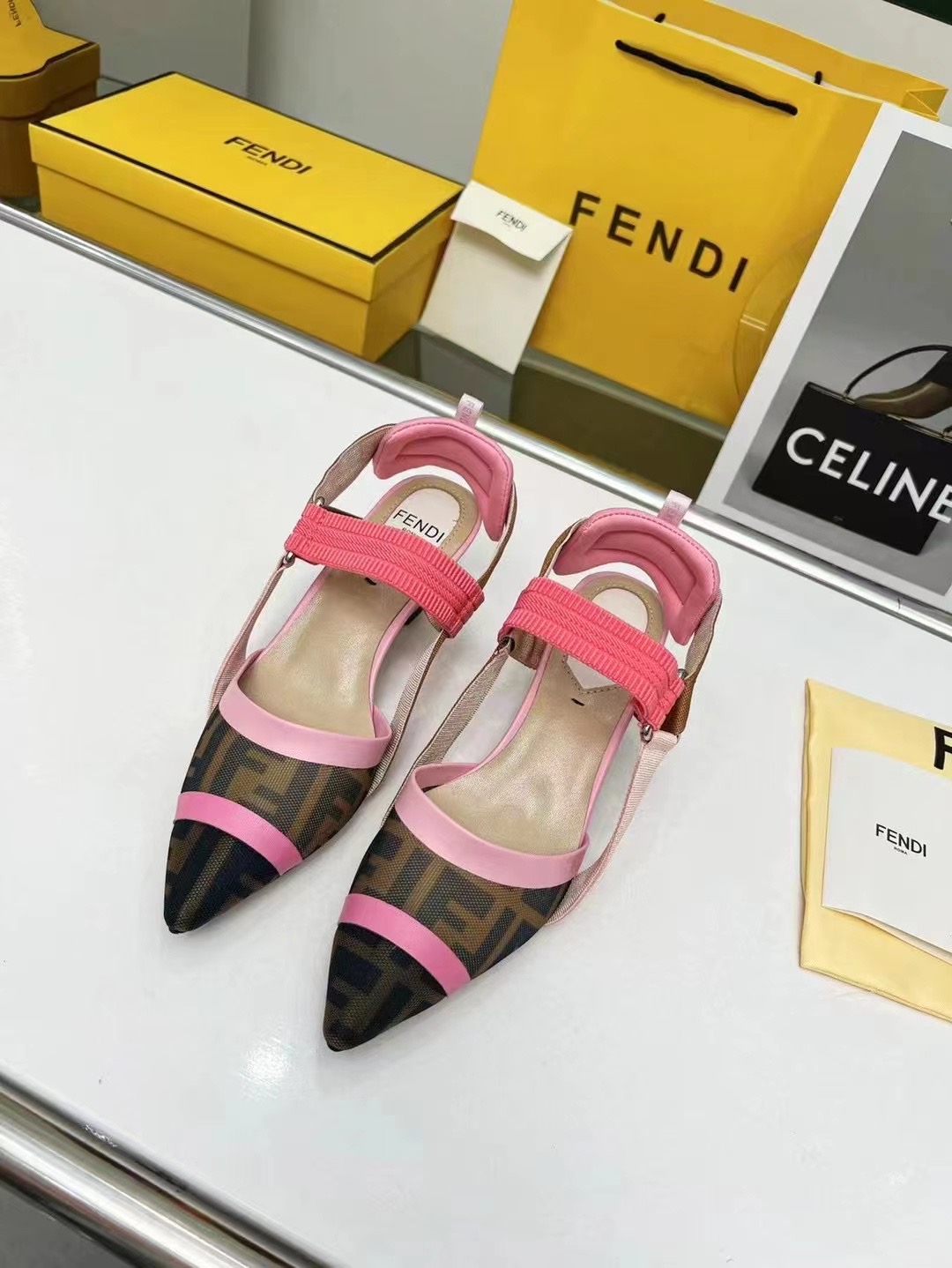 NO:232124,Fendi First medium and high root pointed toe shoes, fabric, color matching, inner material, two roots, high roots, 5.5cm, high roots, 8.5cm, outsole rubber sole-leather sole, size 35-42 (40.41.42) customized Rubber sole: leather sole, sandals, fendi, sandals, Leather soles19860909Fendi First中高根尖头鞋 面料多种材料拼色 内里面料材质 两种根高可选 中根5.5cm高根8.5cm 大底橡胶底-真皮底 码数35——42（40.41.42）订做 橡胶底:真皮大底,凉鞋,fendi,sandals,Leather soles,Women's Shoes