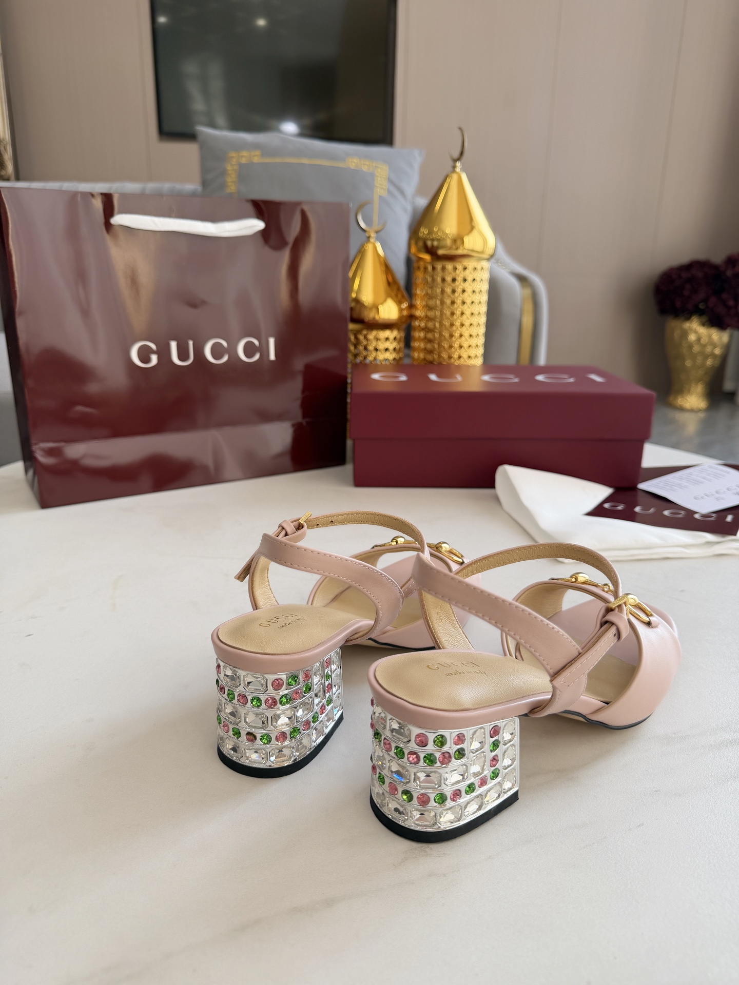 NO:679476,Gucci Guccⅰ classic women's shoes: developed one-to-one from the original version, carefully prepared last, made of imported cowhide leather with original electric hardware buckle, so delicate that it is impeccable!  Sheepskin lining and feet Colored diamond heel height: 5.5 yardage, 36-42 (40.41 42 customized) Original packaging!  Rubber outsole, leather outsole, high heels sandals, gucci, sandals, high heels, cowhide, sheepskin, Leather soles19860909古奇 Guccⅰ 经典女鞋:原版一比一开发,精心调制的鞋楦,面料采用进口牛皮配原板电渡五金扣 细腻到无可挑剔！ 羊皮内里和垫脚 彩钻跟高:5.5 码数,36-42（40.41 42订做） 原版包装 ！ 橡胶大底 真皮大底,高跟鞋凉鞋,gucci,sandals,high heels,cowhide,sheepskin,Leather soles,Women's Shoes