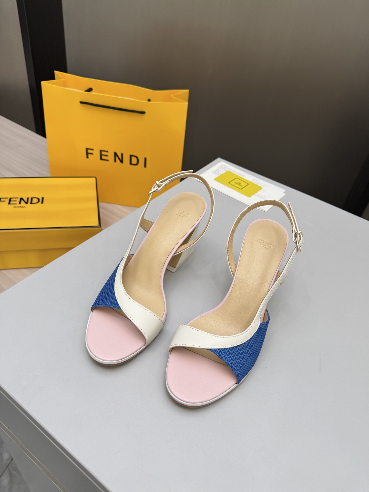 NO:787640,2026FENDI Fendi early spring new style has classic tones, simple and versatile, easy to match with various clothing styles. The upper is imported first-layer cowhide + special material splicing. The lining is sheepskin + sheepskin feet. The size is 36-42 (40.41.42 is customized and cannot be returned or exchanged), sandals, fendi, fendi, sandals, cowhide, sheepskin198609092026FENDI芬迪早春新款经典的色调,简约大气且百搭,容易与各种服装风格相搭配 鞋面进口头层牛皮+特殊材料拼接 内里羊皮+羊皮垫脚 码数36-42（40.41.42定做不退不换）,凉鞋,fendi,fendi,sandals,cowhide,sheepskin,Women's Shoes