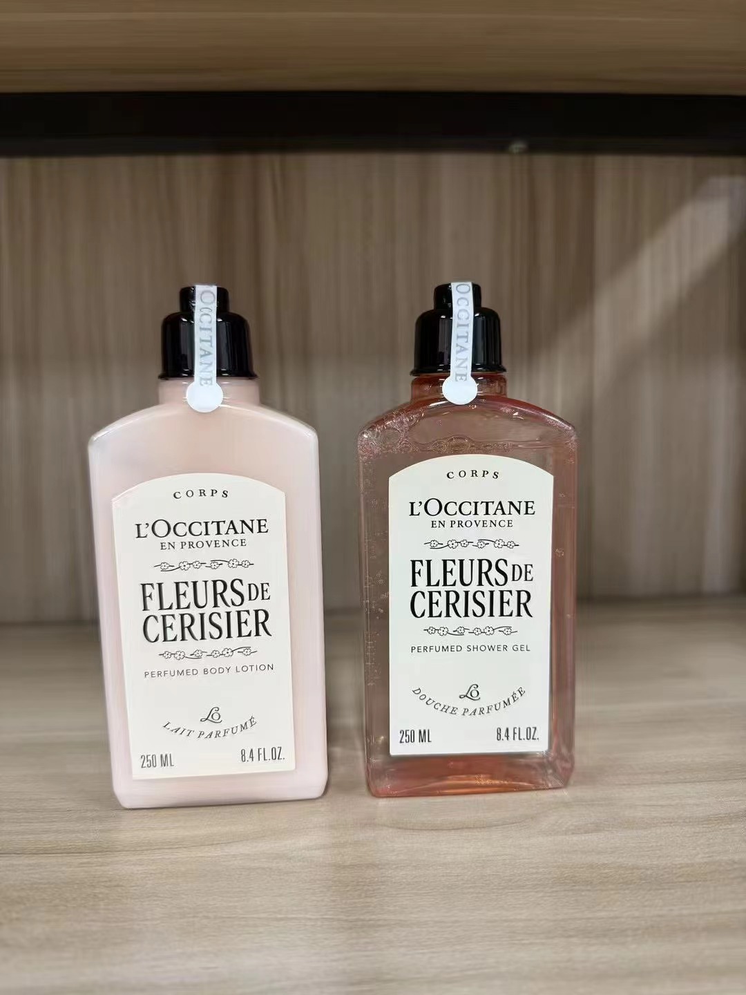 25 ¡Ajuste de precio! Nueva versión de la loción corporal de flor de cerezo de L'Occitane 250ml, nueva versión del gel …