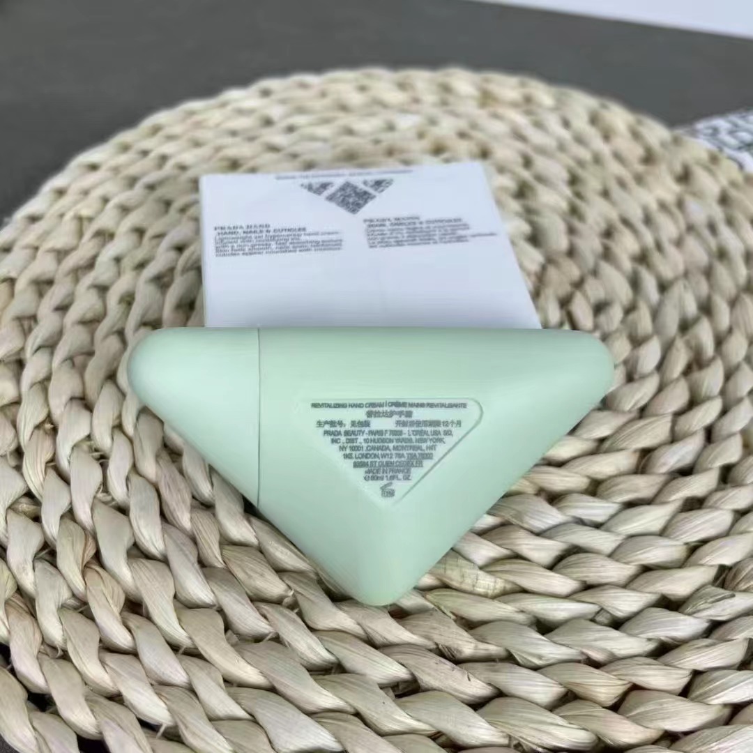 50！（下单备注：普拉达手霜）
(PRADA普拉达护手霜50ml)
PRADA新品！一眼沦陷！
时髦贵女必备！