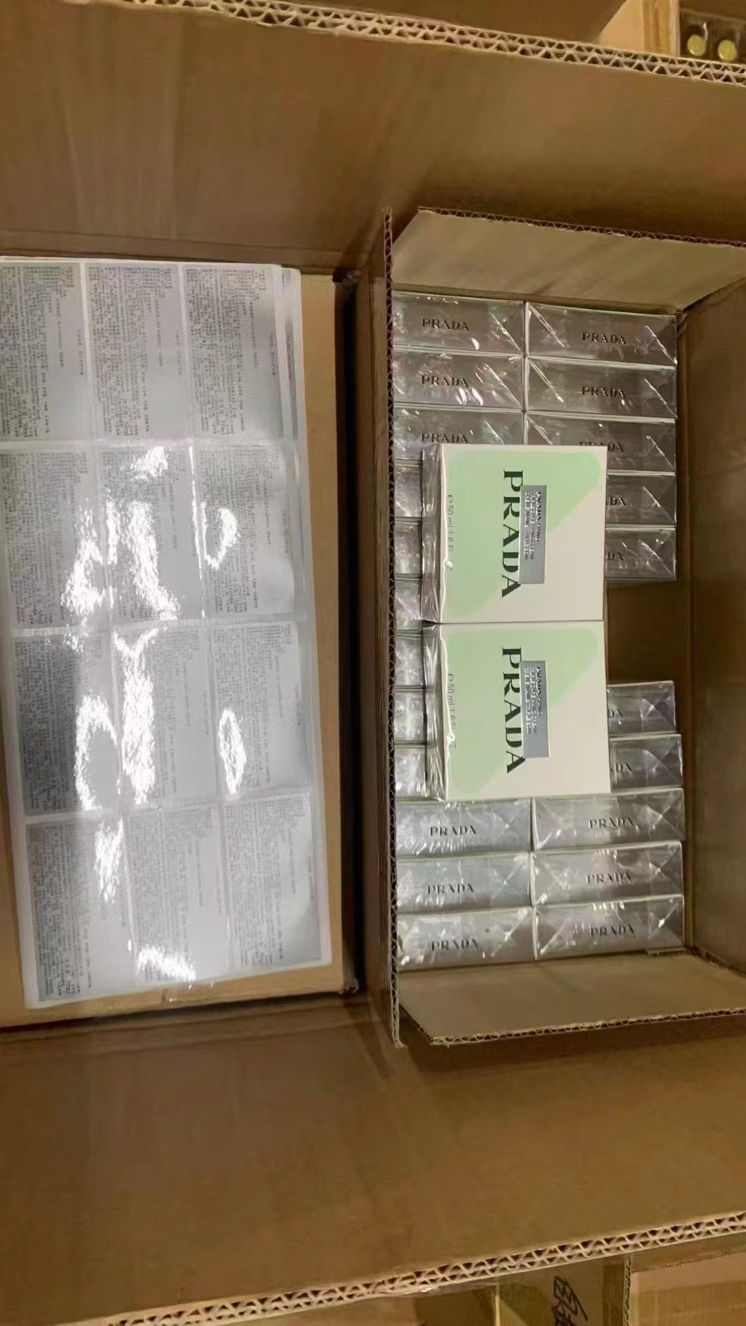 50！（下单备注：普拉达手霜）
(PRADA普拉达护手霜50ml)
PRADA新品！一眼沦陷！
时髦贵女必备！