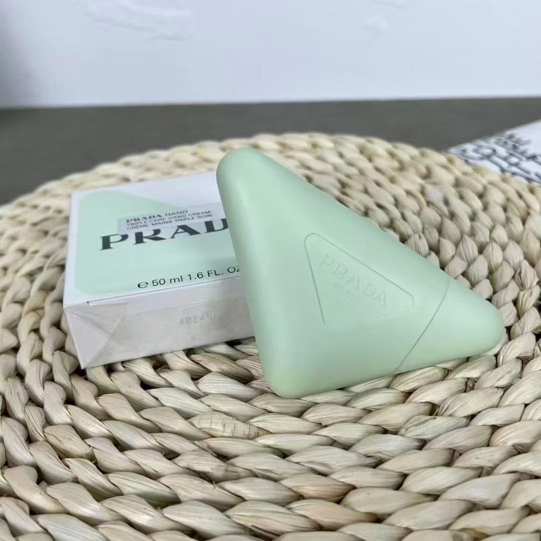 50！（下单备注：普拉达手霜）
(PRADA普拉达护手霜50ml)
PRADA新品！一眼沦陷！
时髦贵女必备！