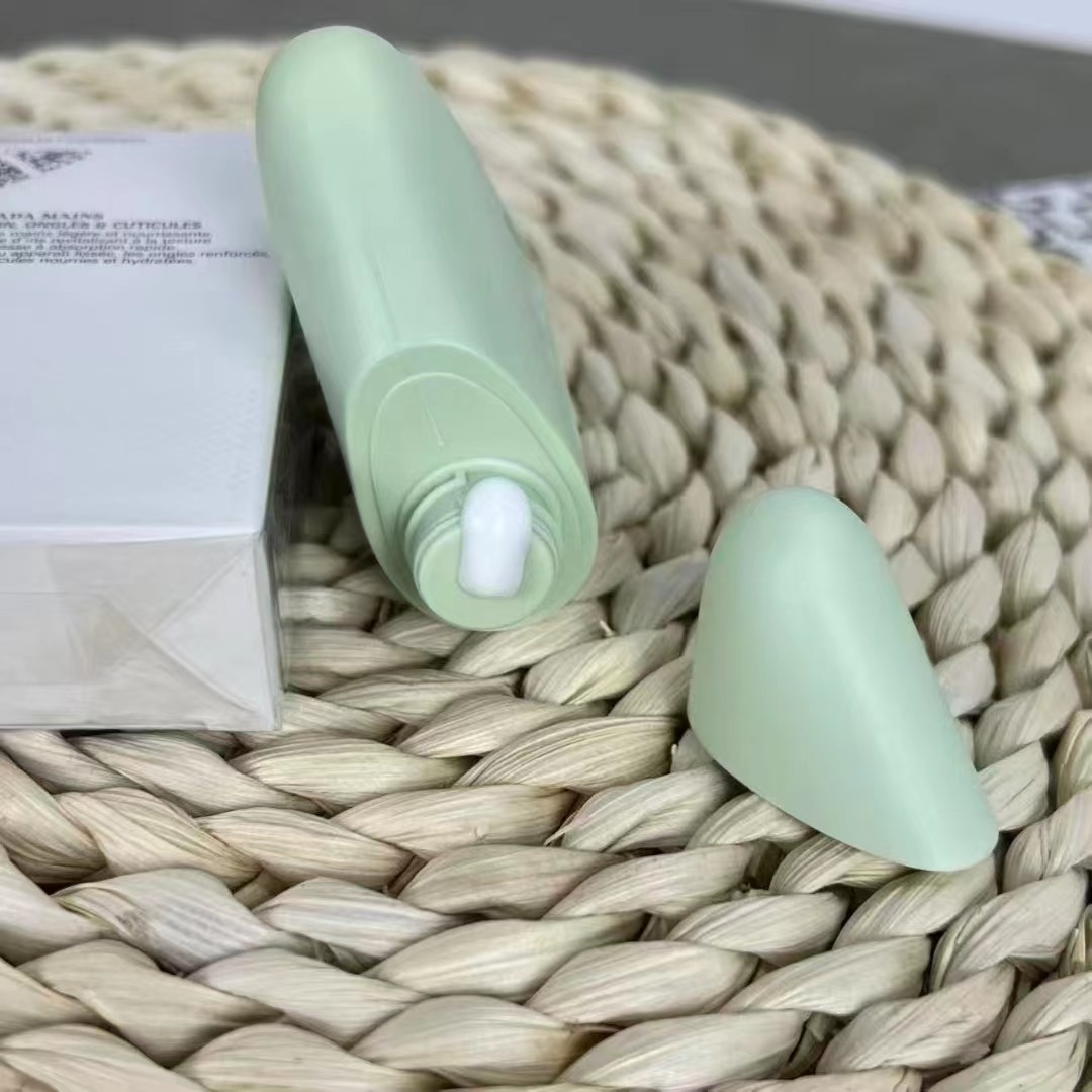 50！（下单备注：普拉达手霜）
(PRADA普拉达护手霜50ml)
PRADA新品！一眼沦陷！
时髦贵女必备！