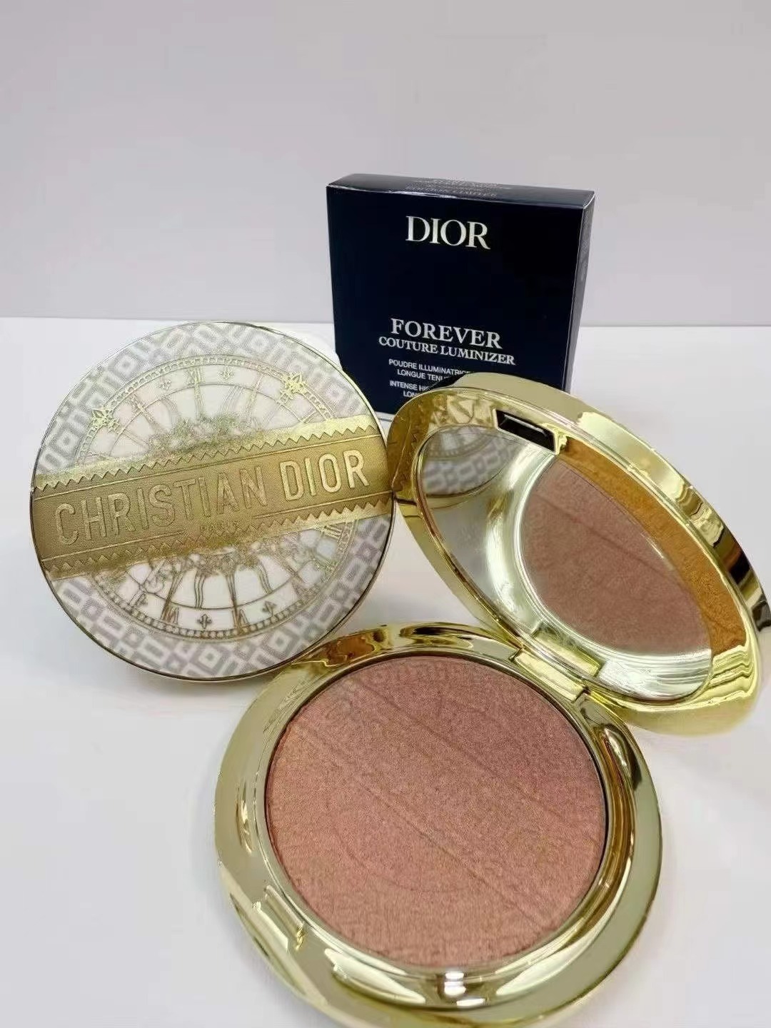 Polvo compacto dorado de edición limitada navideña de Dior 6g 001 Oro navideño, 002 Champán