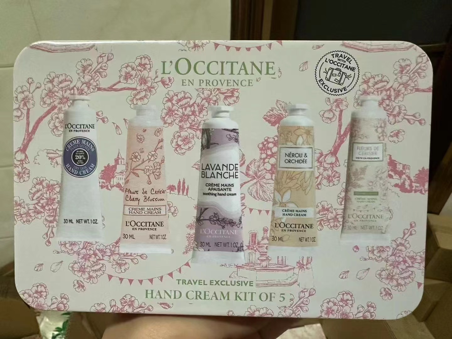 Set de cinco piezas de crema para manos L'Occitane en lata de hierro con diseño de cerezo 2025