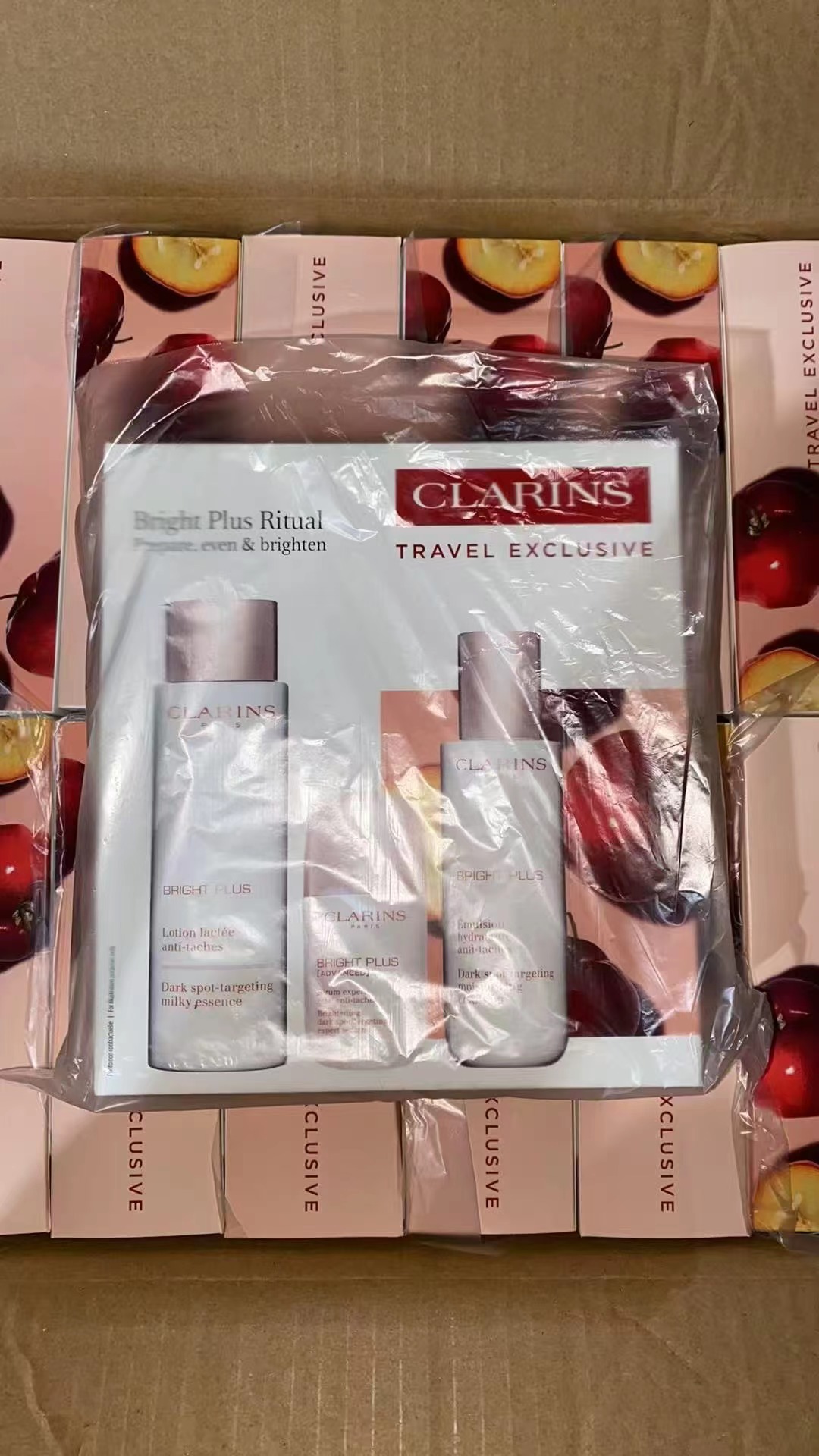 90! (Nota al hacer el pedido: Set de 3 piezas Clarins Glow 25 versión) Nuevo set de 3 piezas Clarins Glow 25, incluye: …