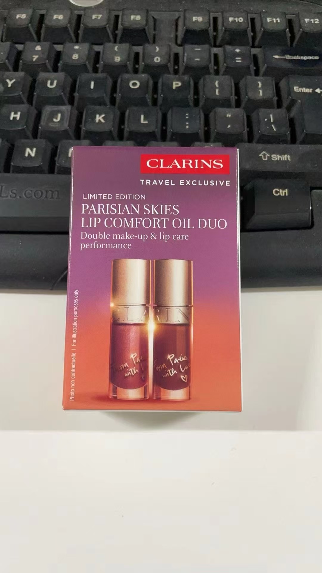 45! (Nota al hacer el pedido: Set de dos aceites labiales de Clarins) Set de dos aceites labiales de Clarins, contiene …
