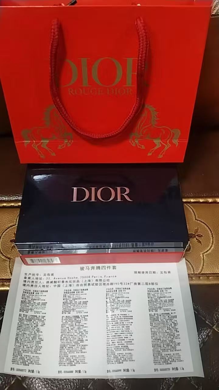 55. Dior Set de 4 Lápices de Labios Caballo al Galope 🔜 Calidad 1:1❗️Set de 4 Lápices de Labios Dior Caballo al Galope…