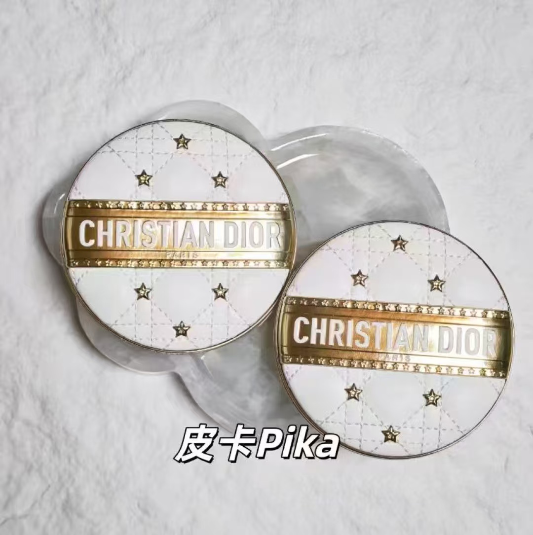 45! (Nota al hacer el pedido: polvo compacto de acabado navideño de Dior 25) Dior colección limitada navideña 2025 polv…