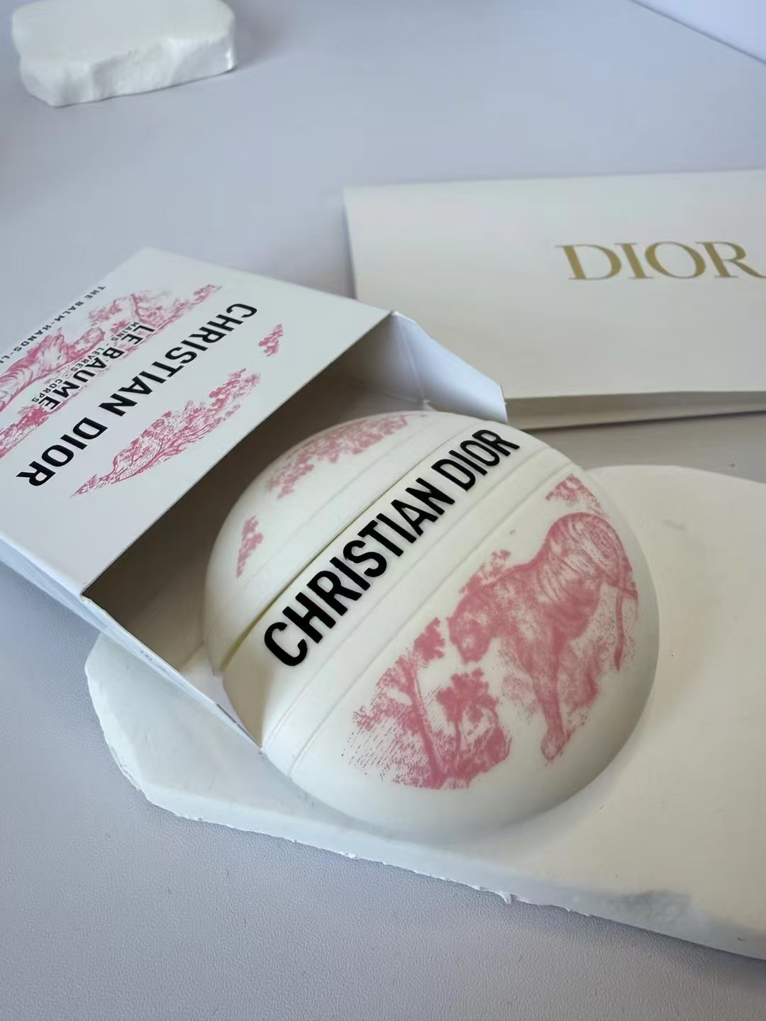 32! (Nota del pedido: Crema de tigre Dior edición limitada) Crema de tigre Dior edición limitada de alta calidad con es…
