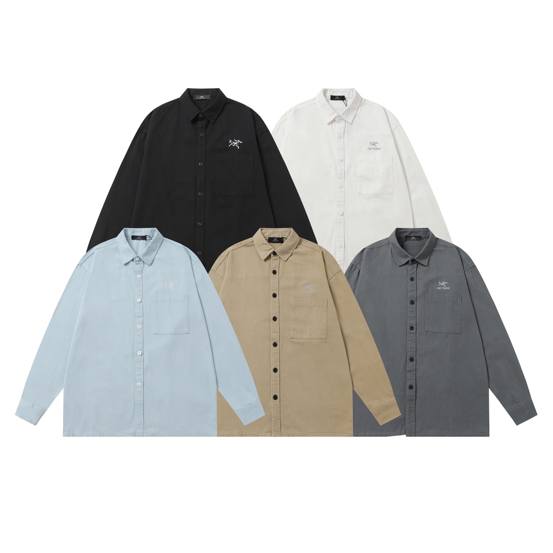 P115💰
款号：L092
始祖鸟Arcteryx 2024ss新款口袋刺绣鸟家经典长袖衬衫
专柜还原顶级复刻
款式非常不错，商务通勤，经典口袋设计，胸前经典鸟家重工刺绣标志！彰显个性，使整个线条更加流畅，
最经典的一款常青小标设计 胸口精美的刺绣logo设计 ，纯棉质感亲肤舒适
商务休闲皆宜，全棉面料比普通针织布更加透气、干爽
3D立体剪裁工艺、上身版型立体
胸口绣花更是细节拉满、万针刺绣 立体饱满 
采用全棉定制面料 定制纽扣 顶级牛货
颜色：黑色 白色 深灰色 卡其色 天蓝色
尺码：S- XL
S码： 衣长70   胸围114  肩宽46（100-130斤）
M码：衣长72 胸围118  肩宽48（130-150斤
Ｌ码：衣长74  胸围122 肩宽50 （150-170斤）
XL码：衣长76  胸围126 肩宽52 （170-190斤）