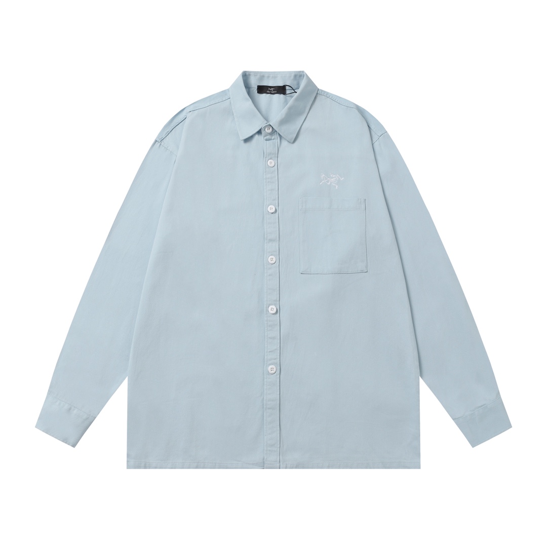 P115💰
款号：L092
始祖鸟Arcteryx 2024ss新款口袋刺绣鸟家经典长袖衬衫
专柜还原顶级复刻
款式非常不错，商务通勤，经典口袋设计，胸前经典鸟家重工刺绣标志！彰显个性，使整个线条更加流畅，
最经典的一款常青小标设计 胸口精美的刺绣logo设计 ，纯棉质感亲肤舒适
商务休闲皆宜，全棉面料比普通针织布更加透气、干爽
3D立体剪裁工艺、上身版型立体
胸口绣花更是细节拉满、万针刺绣 立体饱满 
采用全棉定制面料 定制纽扣 顶级牛货
颜色：黑色 白色 深灰色 卡其色 天蓝色
尺码：S- XL
S码： 衣长70   胸围114  肩宽46（100-130斤）
M码：衣长72 胸围118  肩宽48（130-150斤
Ｌ码：衣长74  胸围122 肩宽50 （150-170斤）
XL码：衣长76  胸围126 肩宽52 （170-190斤）