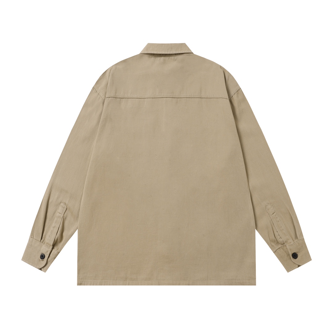 P115💰
款号：L092
始祖鸟Arcteryx 2024ss新款口袋刺绣鸟家经典长袖衬衫
专柜还原顶级复刻
款式非常不错，商务通勤，经典口袋设计，胸前经典鸟家重工刺绣标志！彰显个性，使整个线条更加流畅，
最经典的一款常青小标设计 胸口精美的刺绣logo设计 ，纯棉质感亲肤舒适
商务休闲皆宜，全棉面料比普通针织布更加透气、干爽
3D立体剪裁工艺、上身版型立体
胸口绣花更是细节拉满、万针刺绣 立体饱满 
采用全棉定制面料 定制纽扣 顶级牛货
颜色：黑色 白色 深灰色 卡其色 天蓝色
尺码：S- XL
S码： 衣长70   胸围114  肩宽46（100-130斤）
M码：衣长72 胸围118  肩宽48（130-150斤
Ｌ码：衣长74  胸围122 肩宽50 （150-170斤）
XL码：衣长76  胸围126 肩宽52 （170-190斤）