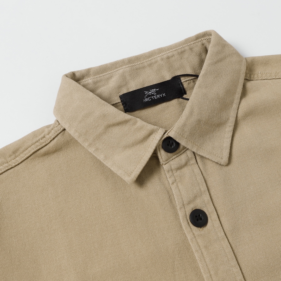 P115💰
款号：L092
始祖鸟Arcteryx 2024ss新款口袋刺绣鸟家经典长袖衬衫
专柜还原顶级复刻
款式非常不错，商务通勤，经典口袋设计，胸前经典鸟家重工刺绣标志！彰显个性，使整个线条更加流畅，
最经典的一款常青小标设计 胸口精美的刺绣logo设计 ，纯棉质感亲肤舒适
商务休闲皆宜，全棉面料比普通针织布更加透气、干爽
3D立体剪裁工艺、上身版型立体
胸口绣花更是细节拉满、万针刺绣 立体饱满 
采用全棉定制面料 定制纽扣 顶级牛货
颜色：黑色 白色 深灰色 卡其色 天蓝色
尺码：S- XL
S码： 衣长70   胸围114  肩宽46（100-130斤）
M码：衣长72 胸围118  肩宽48（130-150斤
Ｌ码：衣长74  胸围122 肩宽50 （150-170斤）
XL码：衣长76  胸围126 肩宽52 （170-190斤）