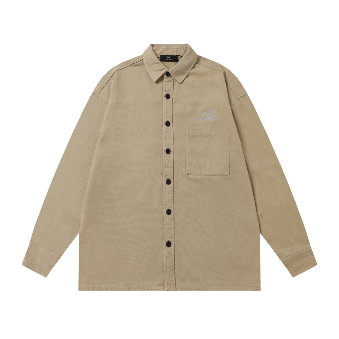 P115💰
款号：L092
始祖鸟Arcteryx 2024ss新款口袋刺绣鸟家经典长袖衬衫
专柜还原顶级复刻
款式非常不错，商务通勤，经典口袋设计，胸前经典鸟家重工刺绣标志！彰显个性，使整个线条更加流畅，
最经典的一款常青小标设计 胸口精美的刺绣logo设计 ，纯棉质感亲肤舒适
商务休闲皆宜，全棉面料比普通针织布更加透气、干爽
3D立体剪裁工艺、上身版型立体
胸口绣花更是细节拉满、万针刺绣 立体饱满 
采用全棉定制面料 定制纽扣 顶级牛货
颜色：黑色 白色 深灰色 卡其色 天蓝色
尺码：S- XL
S码： 衣长70   胸围114  肩宽46（100-130斤）
M码：衣长72 胸围118  肩宽48（130-150斤
Ｌ码：衣长74  胸围122 肩宽50 （150-170斤）
XL码：衣长76  胸围126 肩宽52 （170-190斤）