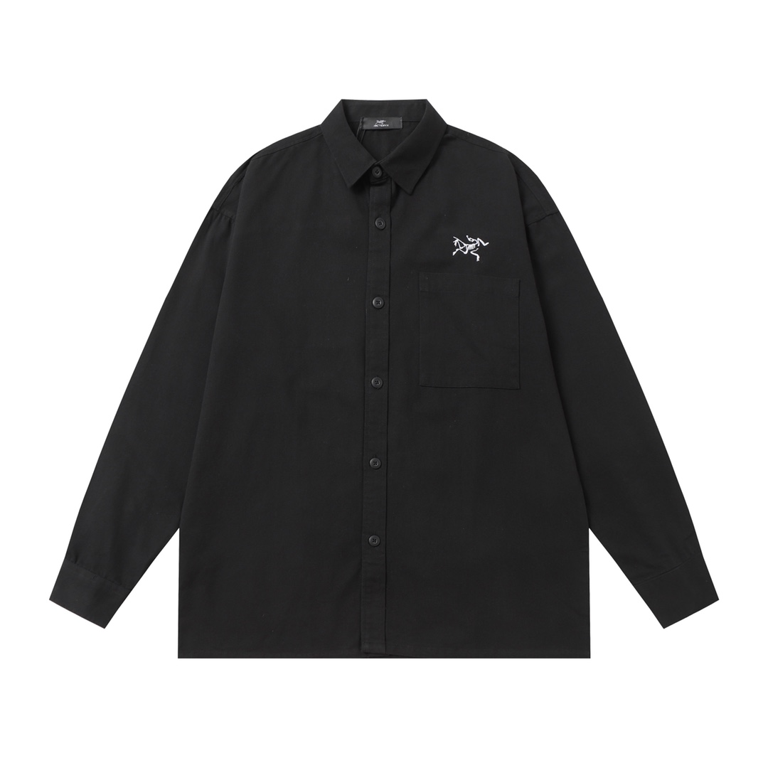 P115💰
款号：L092
始祖鸟Arcteryx 2024ss新款口袋刺绣鸟家经典长袖衬衫
专柜还原顶级复刻
款式非常不错，商务通勤，经典口袋设计，胸前经典鸟家重工刺绣标志！彰显个性，使整个线条更加流畅，
最经典的一款常青小标设计 胸口精美的刺绣logo设计 ，纯棉质感亲肤舒适
商务休闲皆宜，全棉面料比普通针织布更加透气、干爽
3D立体剪裁工艺、上身版型立体
胸口绣花更是细节拉满、万针刺绣 立体饱满 
采用全棉定制面料 定制纽扣 顶级牛货
颜色：黑色 白色 深灰色 卡其色 天蓝色
尺码：S- XL
S码： 衣长70   胸围114  肩宽46（100-130斤）
M码：衣长72 胸围118  肩宽48（130-150斤
Ｌ码：衣长74  胸围122 肩宽50 （150-170斤）
XL码：衣长76  胸围126 肩宽52 （170-190斤）