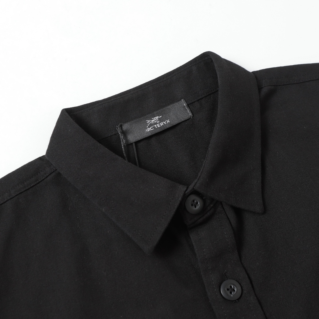 P115💰
款号：L092
始祖鸟Arcteryx 2024ss新款口袋刺绣鸟家经典长袖衬衫
专柜还原顶级复刻
款式非常不错，商务通勤，经典口袋设计，胸前经典鸟家重工刺绣标志！彰显个性，使整个线条更加流畅，
最经典的一款常青小标设计 胸口精美的刺绣logo设计 ，纯棉质感亲肤舒适
商务休闲皆宜，全棉面料比普通针织布更加透气、干爽
3D立体剪裁工艺、上身版型立体
胸口绣花更是细节拉满、万针刺绣 立体饱满 
采用全棉定制面料 定制纽扣 顶级牛货
颜色：黑色 白色 深灰色 卡其色 天蓝色
尺码：S- XL
S码： 衣长70   胸围114  肩宽46（100-130斤）
M码：衣长72 胸围118  肩宽48（130-150斤
Ｌ码：衣长74  胸围122 肩宽50 （150-170斤）
XL码：衣长76  胸围126 肩宽52 （170-190斤）