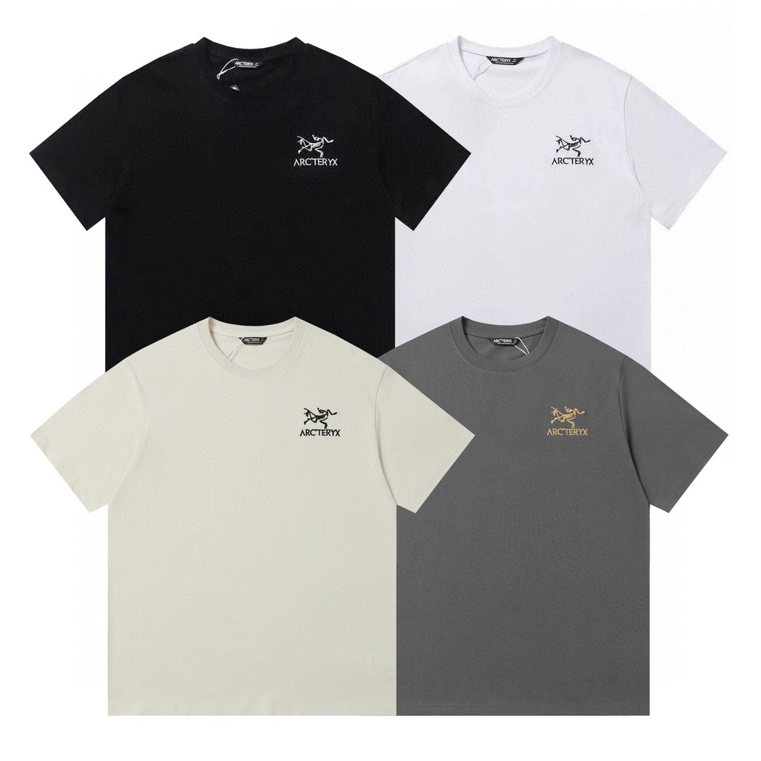 款号:L007 #ARC‘TERYX/始祖鸟 爆款刺绣小标情侣圆领T恤 ✅原版定制辅料 吊牌 包装袋 贴纸 洗水唛 防尘纸 ✅260克 双纱面料 定织定染螺纹 ✅原版贴纸 扫码可进官网 ✅大版型宽松有型 最大可穿200斤 颜色:白色 黑色 杏色 深灰