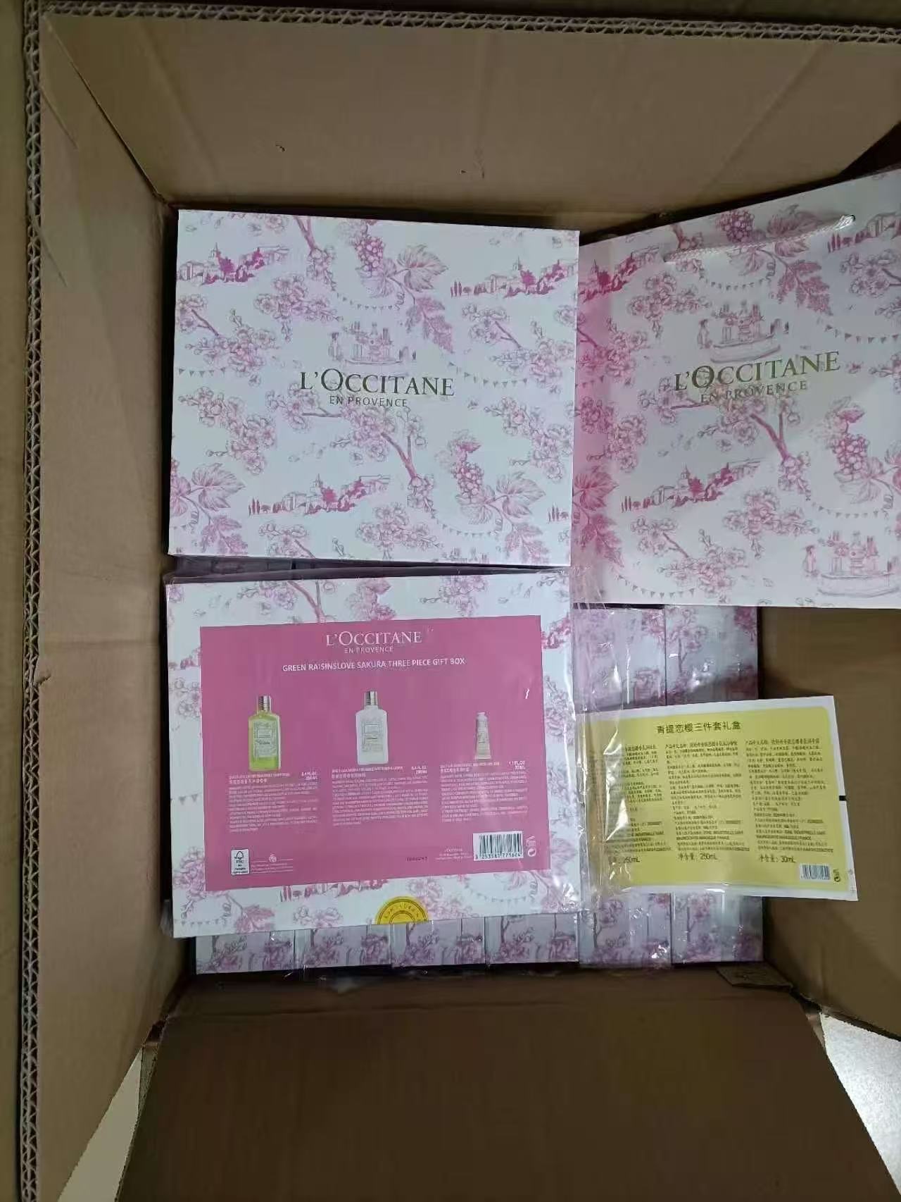 82. Set de 3 piezas L'Occitane de uva y cereza 🔜 Calidad 1:1❗️ Set de 3 piezas L'Occitane de uva y cereza, reverso con…