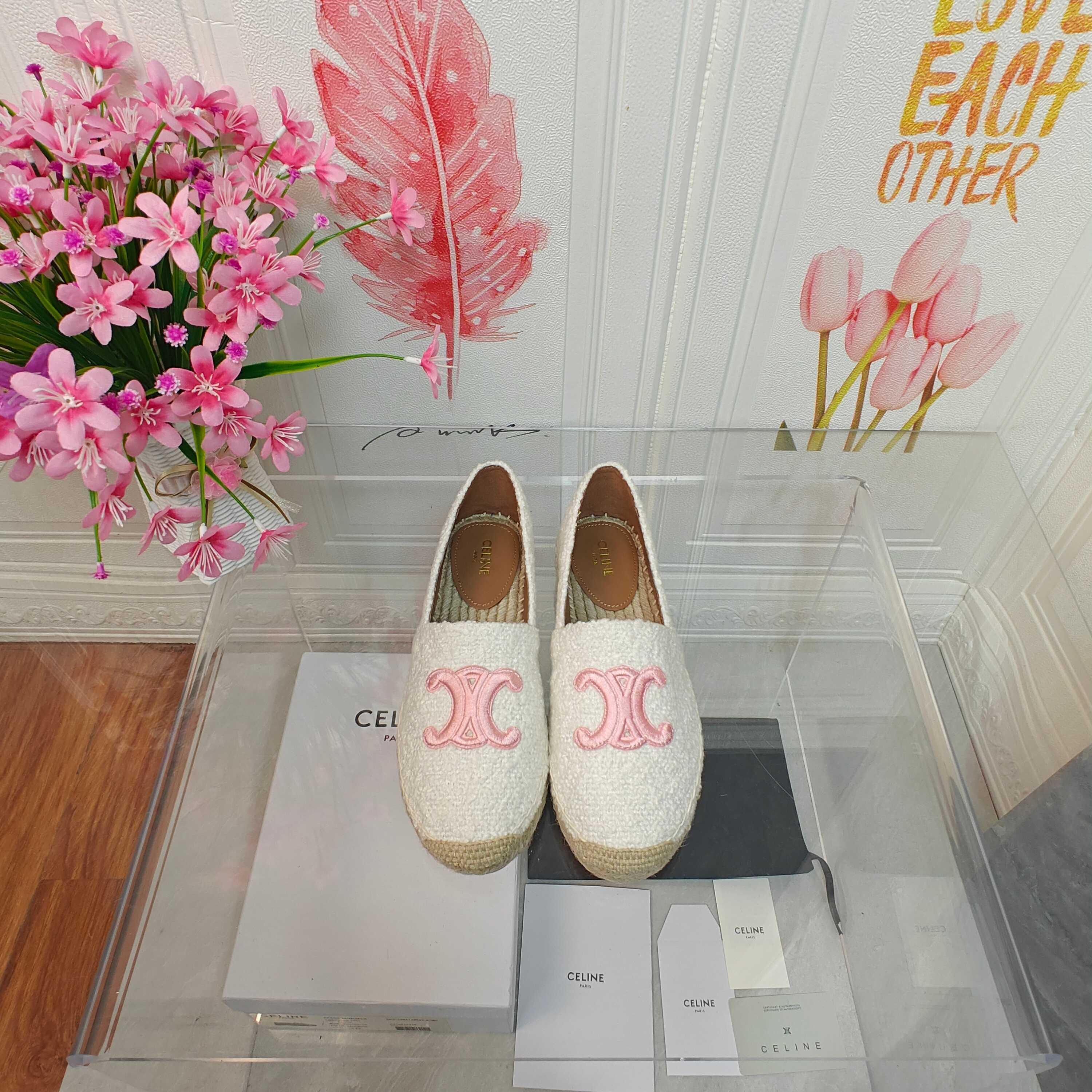 NO:534637,Celine/Celine Top Purchase, the highest version, Fisherman's Shoes, Counter 2025 Early Spring New Celine Letter Embroidered Fisherman's Shoes Series, Popular Single Shoes, Very Beautiful on the Foot. Buy the genuine original build. Authentic top-grade product version!  1 The upper is imported Yangjing, which is very comfortable!  2 The inner and foot pads of water dyed sheepskin are shining and dazzling, and the feet feel so good!  3 hemp rope braided bottom. 4 women's style 35-41., fisherman's shoes, celine, celine, espadrilles, sheepskin, sheep19860909Celine/赛琳 顶级代购货,最高版本,渔夫鞋 专柜2025早春 新款 Celine字母刺绣渔夫鞋系列, 爆款单鞋,上脚很美. 购入正品原版build. 正品级顶级货版本！ 1鞋面采用进口羊京、十分舒适！ 2水染羊皮内里和垫脚、闪耀夺目、脚感好到爆！ 3麻绳编底.  4女款35-41.,渔夫鞋,celine,celine,espadrilles,sheepskin,sheep,Women's Shoes