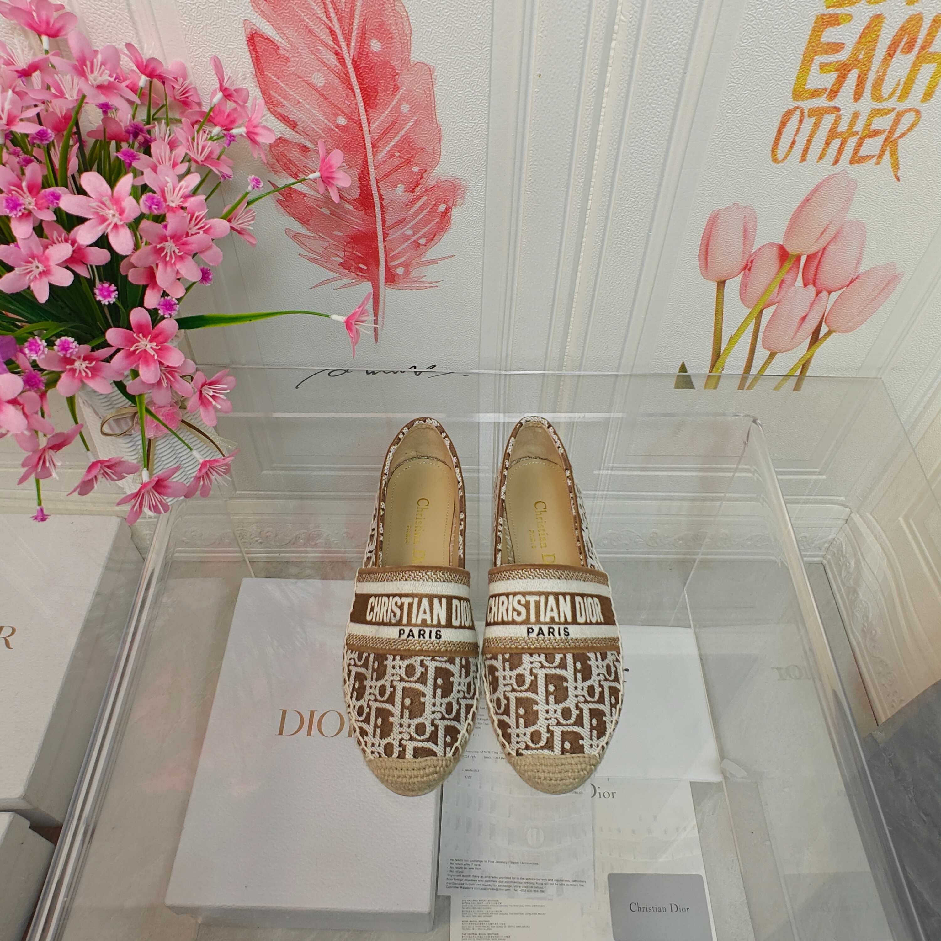 NO:534633,Dior Granville straw woven shoes are top-notch embroidered with 'CHRISTIANDIOR' upper, hand-sewn hemp rope sole imported from the inner lining, soft and breathable sheep with foot pads, size 35-40 (customized by 34.41.42) The sole is exclusively decorated with lucky star symbol rubber sole, fisherman's shoes, dior, espadrilles, espadrilles19860909Dior Granville草编鞋刺绣顶级 鞋面以“CHRISTIANDIOR”刺绣 工艺纯手工缝制麻绳大底 内里进口柔软透气绵羊内里加垫脚 码数35-40（34.41.42定制） 大底独家开模饰以幸运星符号橡胶大底,渔夫鞋,dior,espadrilles,espadrilles,Women's Shoes