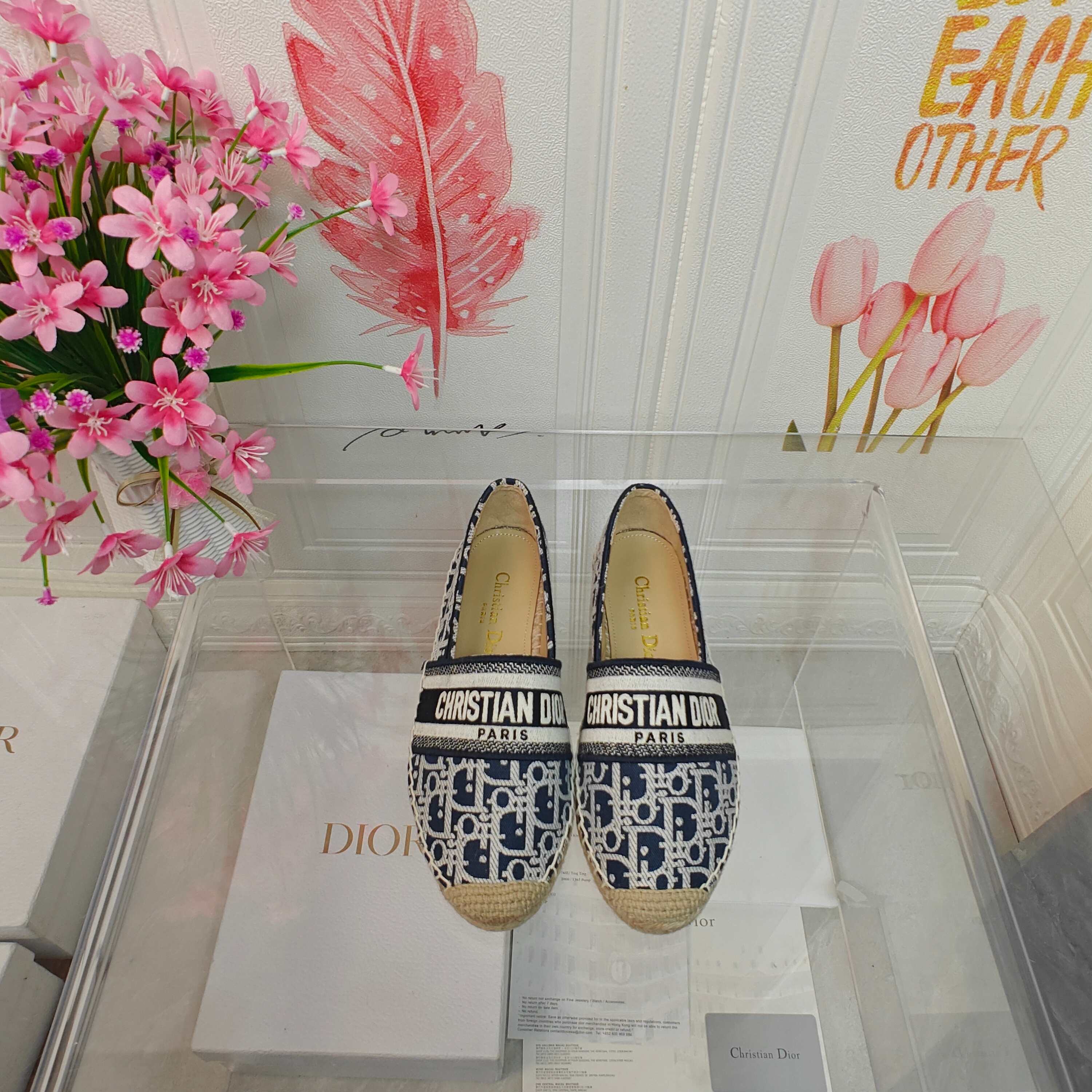 NO:534629,Dior Granville straw woven shoes are top-notch embroidered with 'CHRISTIANDIOR' upper, hand-sewn hemp rope sole imported from the inner lining, soft and breathable sheep with foot pads, size 35-40 (customized by 34.41.42) The sole is exclusively decorated with lucky star symbol rubber sole, fisherman's shoes, dior, espadrilles, espadrilles19860909Dior Granville草编鞋刺绣顶级 鞋面以“CHRISTIANDIOR”刺绣 工艺纯手工缝制麻绳大底 内里进口柔软透气绵羊内里加垫脚 码数35-40（34.41.42定制） 大底独家开模饰以幸运星符号橡胶大底,渔夫鞋,dior,espadrilles,espadrilles,Women's Shoes