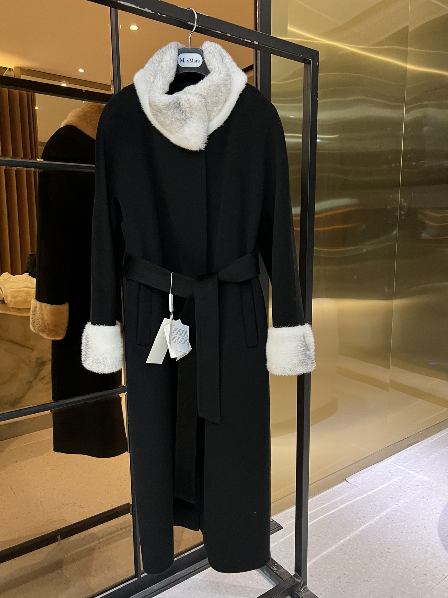 Elegant Wool-Cashmere Blend Coat with Mink Fur Collar & Silk-Cotton Liner 6 i1697463184 1299 4