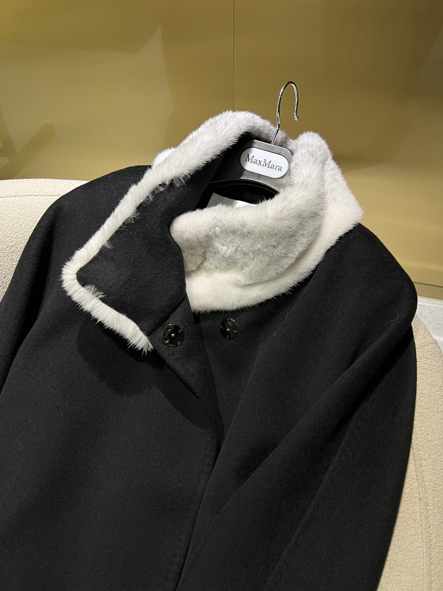 Elegant Wool-Cashmere Blend Coat with Mink Fur Collar & Silk-Cotton Liner 5 i1697463184 6748 3