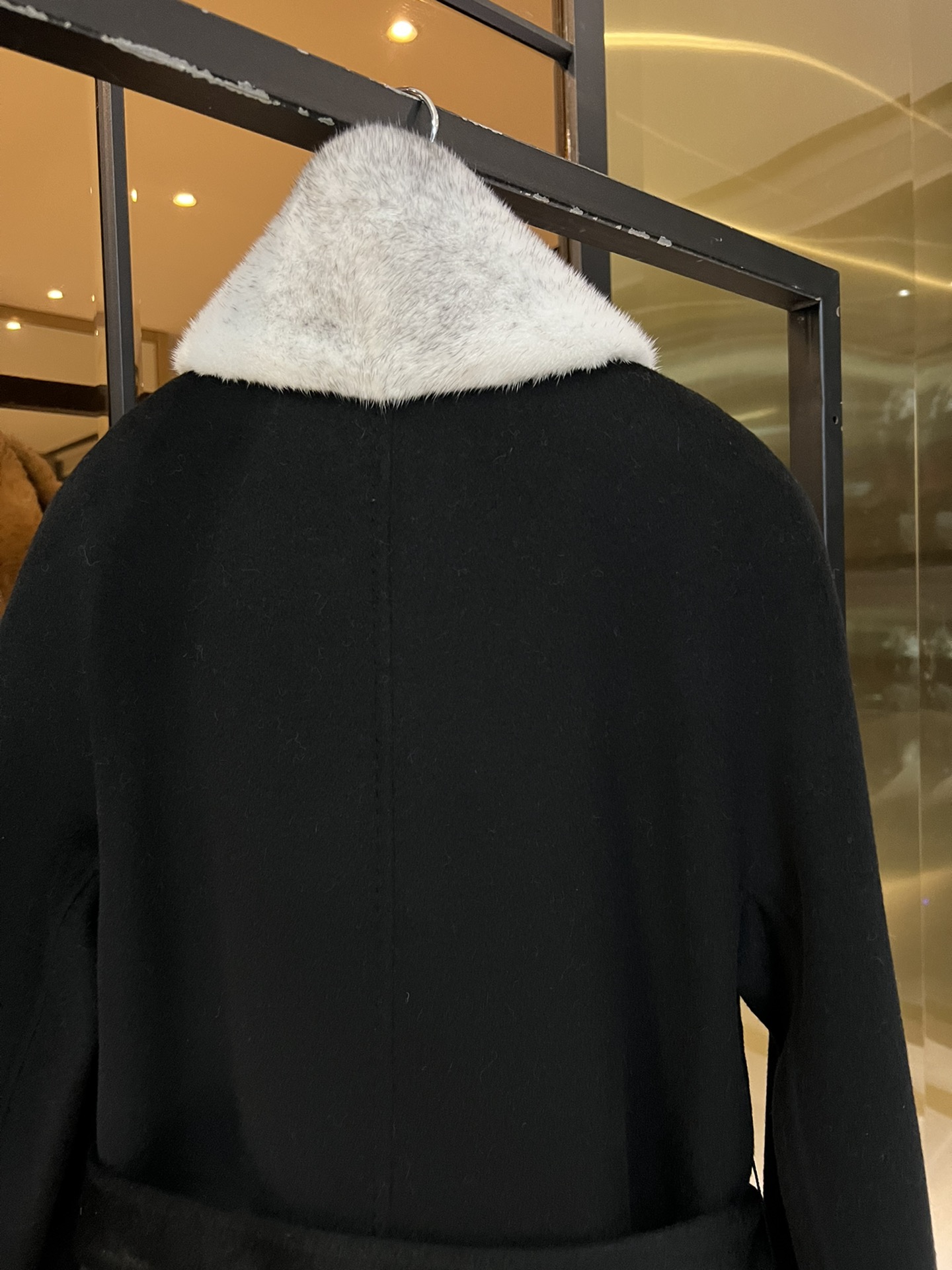 Elegant Wool-Cashmere Blend Coat with Mink Fur Collar & Silk-Cotton Liner 9 i1697463184 7232 7
