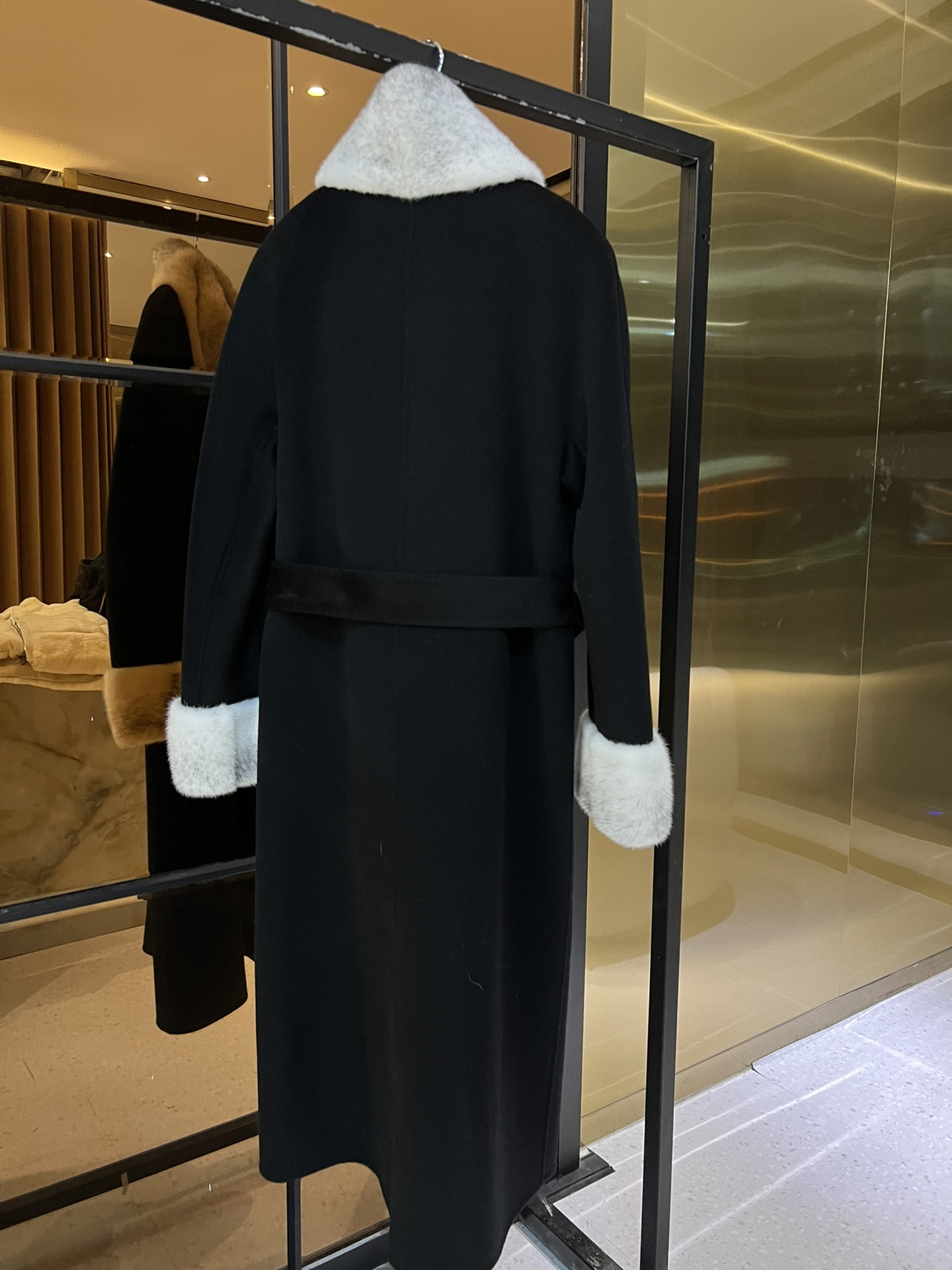 Elegant Wool-Cashmere Blend Coat with Mink Fur Collar & Silk-Cotton Liner 8 i1697463184 8389 6