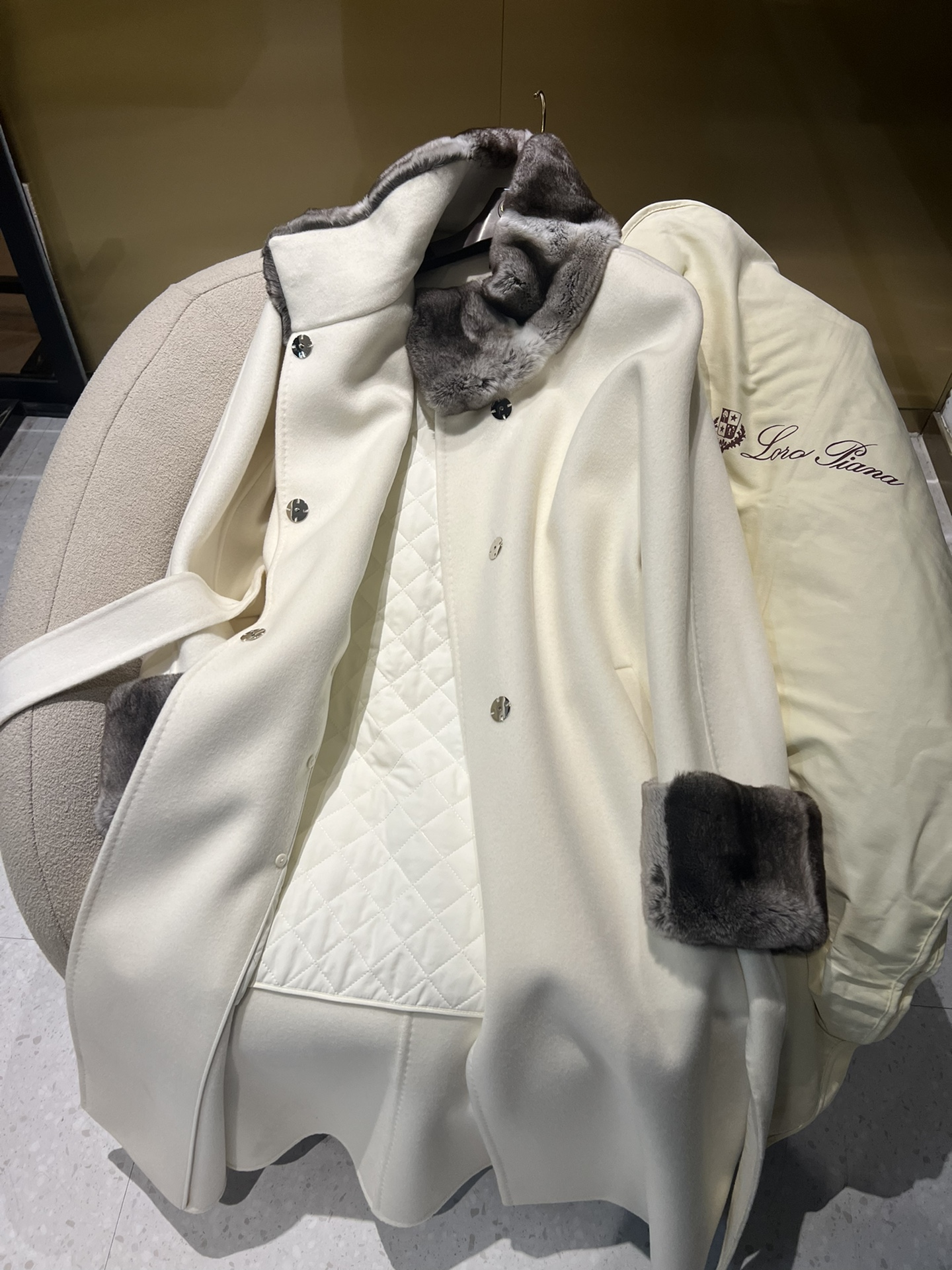 Elegant Mink & Cashmere Coat with Removable Silk Lining - Hepburn Style 8 i1702525456 1308 0