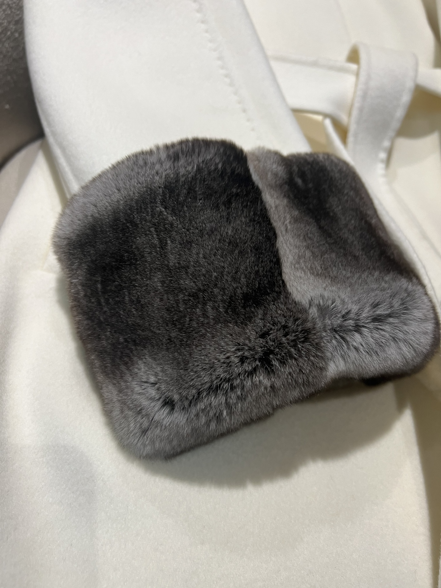 Elegant Mink & Cashmere Coat with Removable Silk Lining - Hepburn Style 4 i1702525456 3032 0