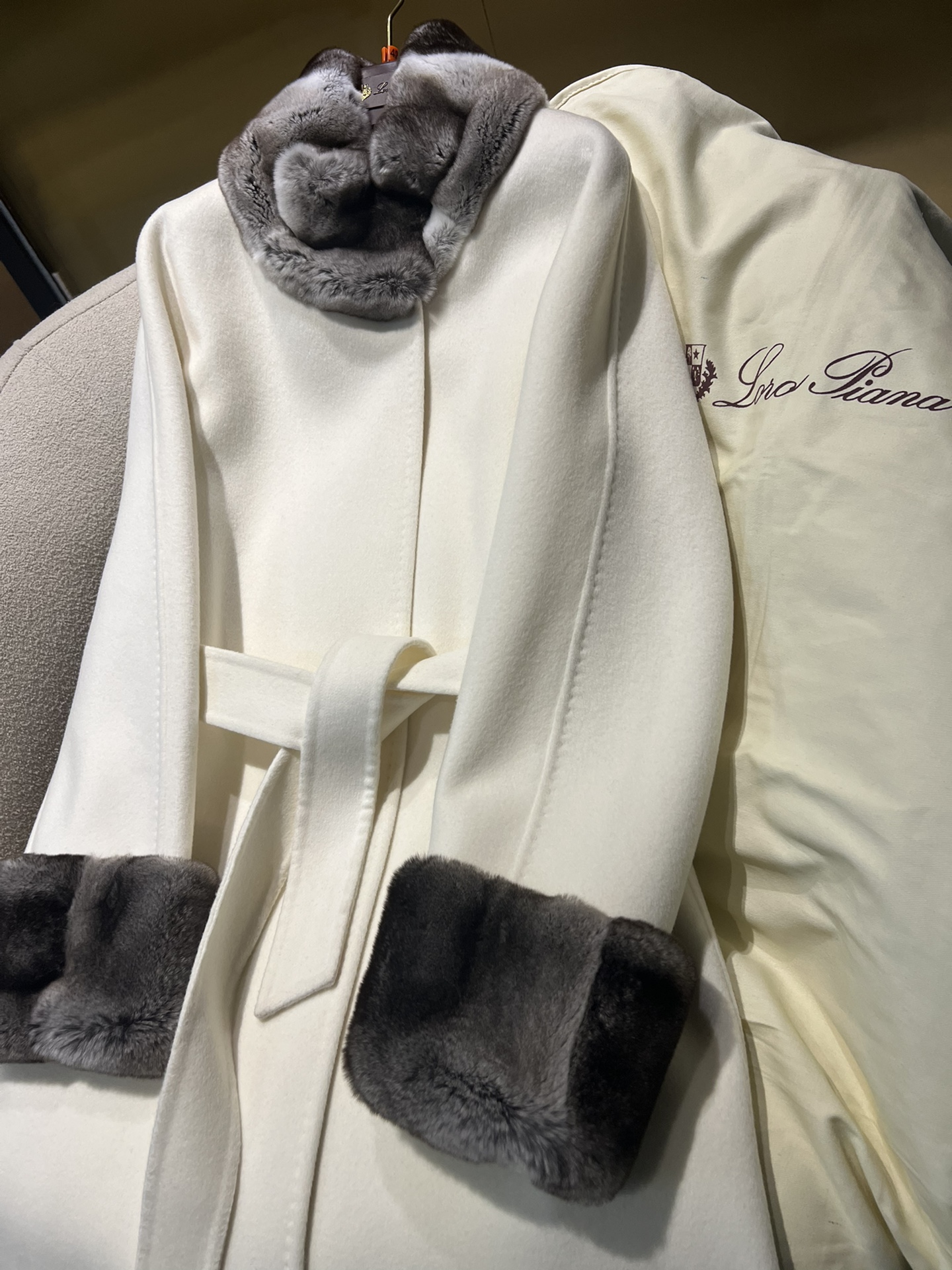 Elegant Mink & Cashmere Coat with Removable Silk Lining - Hepburn Style 3 i1702525456 9156 0
