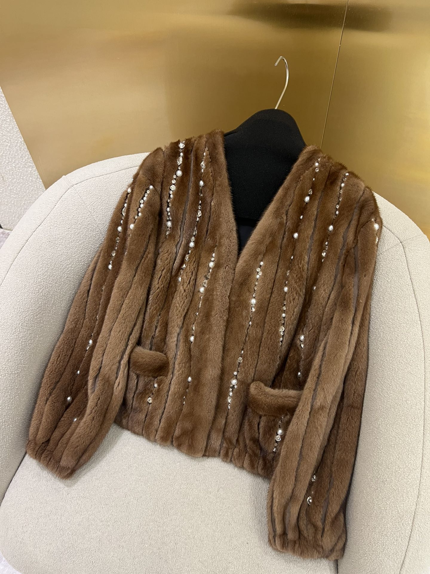 NO:637534,Valen*tino Vintage romantic expert Nordic Purple velvet (purple label velvet) original color coffee mink. Bright pearls and crystals are inlaid on the body like shooting stars. Every angle shines infinitely. Large V-neck off-shoulder. Gentle and elegant. Heavy-duty style. Pay for craftsmanship and your own vision. sizeS/M/L, Louis Vuitton-clothing, louis vuitton, louis vuitton, valentino, alexander wang19860909Valen*tino Vintage浪漫专家 北欧 Purple velvet（紫标级天鹅绒）原色咖啡貂 璀璨珍珠与水晶似流星般错落有致镶嵌于身 每个角度都闪耀无限 大V领落肩 温柔气质高雅拉满 重工款 为工艺和自己的眼光买单 sizeS/M/L,路易威登-服装,louis vuitton,louis vuitton,valentino,alexander wang,Women's clothing