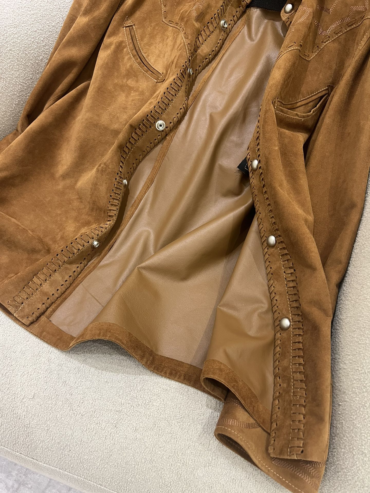 “American Retrovintage Female Suit with Western Cowboy Style and High-Quality Spanish Leather” - 图片 4