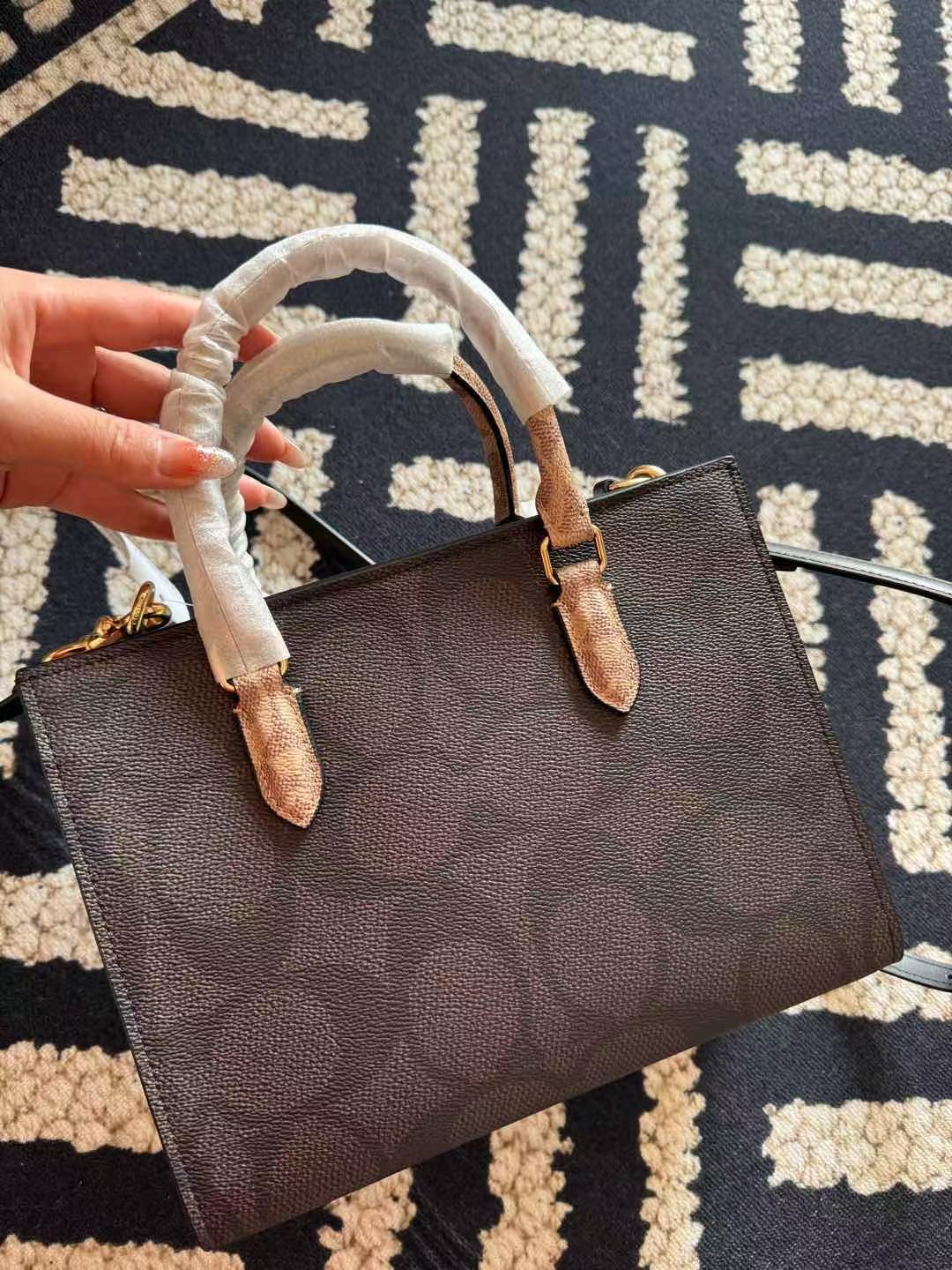 Coach ～纯原Coach蔻驰 CY676 Maggie系列 代购级最新款托特包 老花料搭配牛皮材质